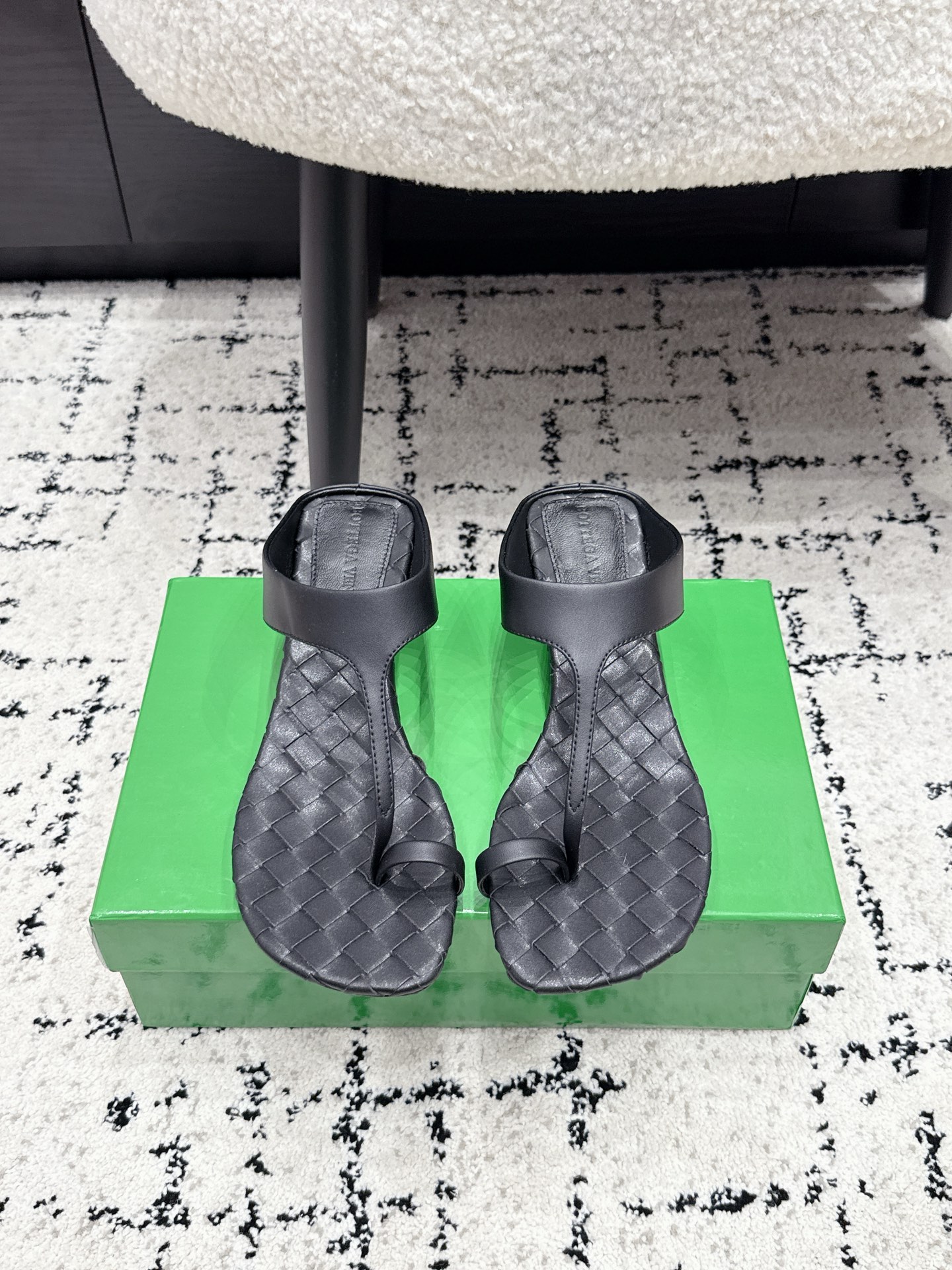 NO:902348,BV 26/early spring new classic braided square-toe thong thick-heeled high-heeled sandals. Hand-woven texture is integrated into the simple thong-toe shoe shape. Every step brings a warm and soft high-end texture. The unnecessary decorative design eliminates complicated restraints. The soft square toe outline hides a low-key and lazy atmosphere. It can be easily styled with a linen long skirt or drapey wide-leg pants. Suitable for players who prefer minimalist and light luxury style without logo. Multi-color low-saturated tones are suitable for all kinds of refreshing styles in spring and summer.  Fabric calfskin, lining sheepskin, outsole Italian genuine leather outsole, heel height 4cm, Size35-42 (customized 40 41 42), split-toe shoes, bottega veneta, sandals, skirts, cowhide, sheepskin, Leather soles19860909BV 26/早春新款经典编织方头夹脚粗跟高跟凉鞋 手工编织肌理融入简约夹趾鞋型 每一步都带着温润柔和的高级质感 无多余装饰设计褪去繁杂束缚 柔和方头轮廓藏着低调慵懒的氛围感 配亚麻长裙或是垂感阔腿裤轻松拿捏度假调性 适合偏爱极简无logo轻奢风的穿搭玩家 多色低饱和色调适配春夏各类清爽穿搭造型 面料小牛皮 内里羊皮 大底意大利真皮大底 跟高4cm Size35-42（40 41 42定做）,分趾鞋,bottega veneta,sandals,skirts,cowhide,sheepskin,Leather soles,Women's Shoes