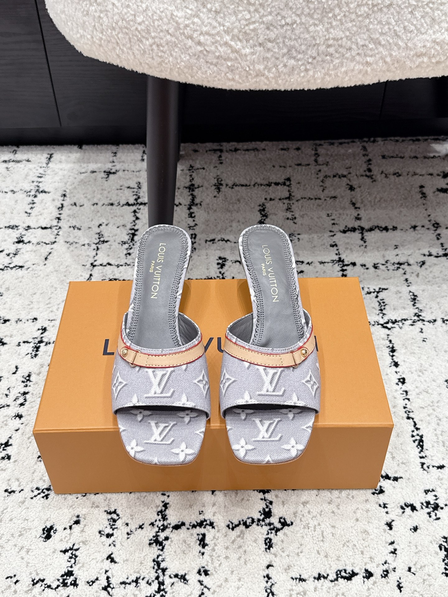 NO:902364,LOUIS VUITTON Louis Vuitton 26/Lv Lily Denim Presbyopia Kitten Heel Strap Sandals Lily flat sandals are made of iconic Monogram denim to create a casual and elegant design. The wide upper is integrated with Louis Vuitton logo embossed leather labels and dazzling studs, which are similar to the leather goods series. The soft leather outsole embedded with rubber upgrades the comfortable experience. Fabric Customized Denim Presbyopia Fabric Lining Sheepskin Outsole Italian leather outsole  Heel height 5.5cm Size35-42 (customized 40 41 42), high heels slippers, louis vuitton, louis vuitton, louis vuitton, high heels, slippers, sheepskin, Leather soles19860909LOUIS VUITTON 路易威登26/ Lv Lily丹宁牛仔老花布小猫跟一字带凉拖鞋 Lily 平底凉拖以标志性Monogram丹宁布构筑闲雅设计,为宽幅鞋面融入路易威登标识压纹皮革标签和耀目饰钉,与皮具系列异曲同工.嵌入橡胶的柔软皮革外底升级舒适体验. 面料定制丹宁老花布 内里羊皮 大底意大利真皮大底 跟高5.5cm Size35-42（40 41 42定做）,高跟鞋拖鞋,louis vuitton,louis vuitton,louis vuitton,high heels,slippers,sheepskin,Leather soles,Women's Shoes