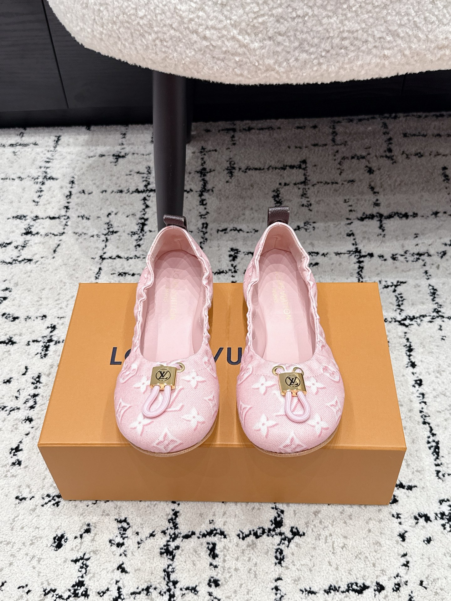 NO:902300,Lou*s Vuitto* 路*Vuitton 26/ New denim presbyopic ballet flats for women. Classic presbyopic denim + metal small lock buckle design, pleated elastic lace at the shoe mouth, fit well without squeezing the feet, flat sole is comfortable for walking, versatile for daily use, can be matched with skirts and pants. Upper denim presbyopic fabric + patchwork leather, lining sheepskin, outsole original molded size 35-42 (40 41  42 customized), ballet shoes, flats, skirts, sheepskin19860909Lou*s Vuitto* 路*威登 26/ 新款牛仔老花芭蕾平底鞋 女款 经典老花牛仔布+金属小锁扣设计,鞋口抽褶弹力花边,贴合不挤脚,平底走路舒服,日常百搭,裙子裤子都能搭. 鞋面牛仔老花布+拼皮 内里羊皮 大底原版开模大 Size35-42（40 41 42定做）,芭蕾舞鞋,flats,skirts,sheepskin,Women's Shoes