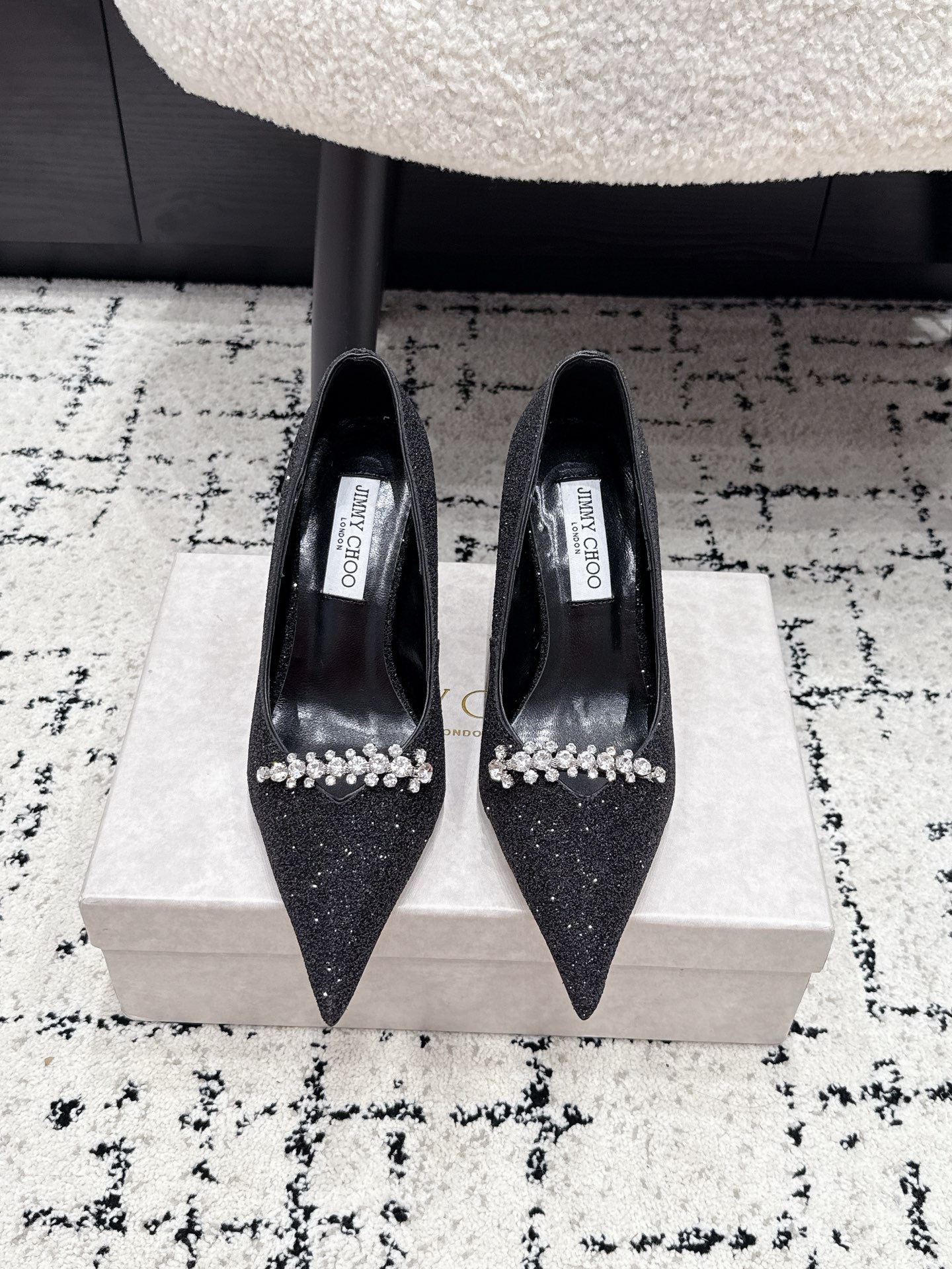 NO:902332,Jimm* Cho* 26 / Early autumn new pointed toe diamond chain high heels. Inlaid with round luster on the toe, it will bring out the charm of your outfit, dazzling every moment! It is smooth and moving, easy to move. The fiber color blooms, reflecting the daily style. Fabric: Glitt, lining sheepskin, leather outsole, heel height 9cm, Size35-42 (40 41 42 customized), single shoes, jimmy choo, high  heels,sheepskin,leather soles19860909Jimm* Cho* 26 / 早秋新款尖头钻链高跟鞋 将圆润光泽镶嵌于足尖 为你的穿搭映亮魅力,璀璨每刻!莹润动人,轻易动心.纤彩绽放,映亮每日风采. 面料格利特 内里羊皮 大底真皮大底 跟高9cm Size35－42（40 41 42定做）,单鞋,jimmy choo,high heels,sheepskin,Leather soles,Women's Shoes