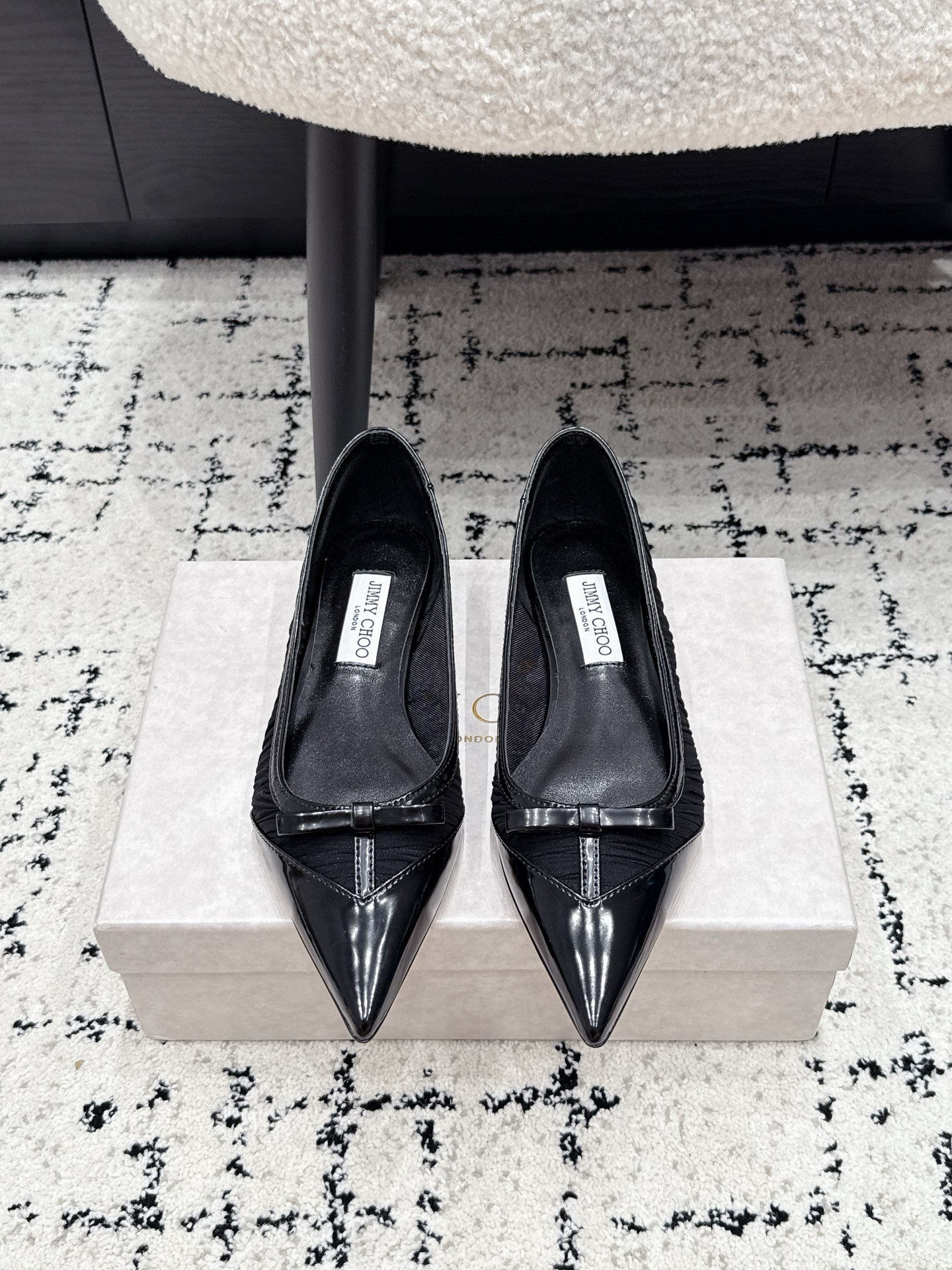 NO:902315,Jimmy Cho* 26/ Spring and summer new style pleated mesh bow pointed toe flat shoes. The classic pointed toe shoe shape has the effect of elongating the leg shape. The combination of pleated mesh + bow knot instantly adds a sense of sophistication and perfectly interprets Jimmy Choo's light luxury and romance. The shoe body has smooth and neat lines, and the pointed toe design perfectly modifies the foot shape. It can be easily controlled by wide feet and fleshy feet. The upper foot becomes slender and delicate in seconds, showing a unique effect of lengthening the legs.  It is a timeless and elegant shoe in your shoe cabinet. It is suitable for commuting, dating and formal occasions. You can’t go wrong when wearing it with your eyes closed!  Fabric satin/mesh lining sheepskin leather outsole size 35-42 (customized 40 41 42), single shoes, jimmy choo, sheepskin, silk fabric, Leather soles19860909Jimmy Cho* 26/ 春夏新款褶皱网纱蝴蝶结尖头平底单鞋 经典尖头鞋型自带拉长腿型的效果,褶皱网纱+蝴蝶结的组合,瞬间把精致感拉满,完美诠释Jimmy Choo 的轻奢浪漫.鞋身线条流畅利落,尖头设计完美修饰脚型,宽脚、肉脚都能轻松驾驭,上脚秒变纤细秀气的脚型,显腿长效果一绝. 是鞋柜里永不过时的气质神鞋,通勤、约会、正式场合全场景适配,闭眼入都不会出错！ 面料绸缎/网纱 内里羊皮 大底真皮大底 size35-42（40 41 42定做）,单鞋,jimmy choo,sheepskin,silk fabric,Leather soles,Women's Shoes