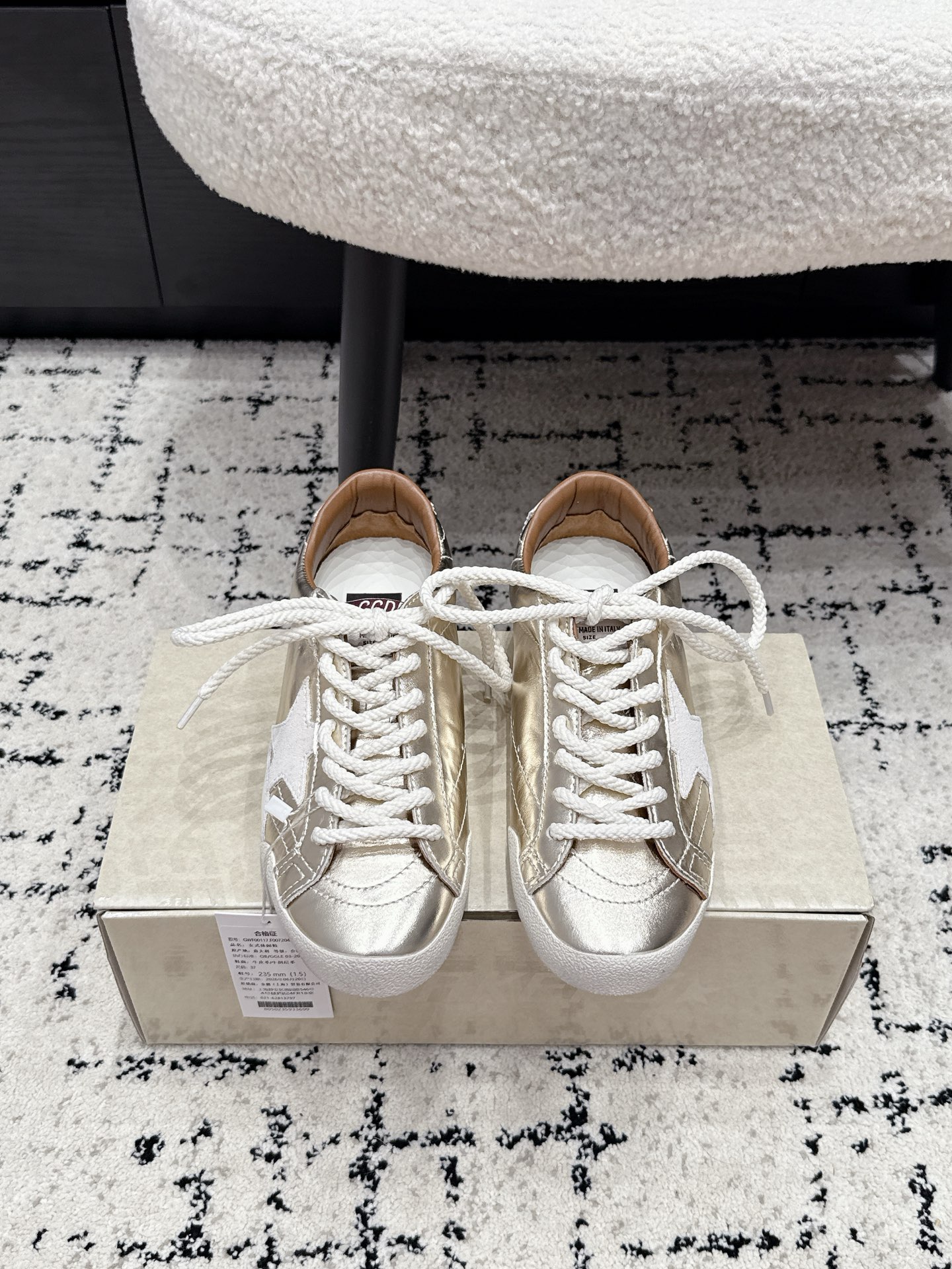 NO:902349,#women's GGD*26/ Spring and summer new star distressed casual sneakers are designed with the classic star logo and distressed texture. The neat shoe shape has a retro and casual temperament. The two-color shoelace design makes the shoe more interesting to match. It has a height increase of 4 cm, making it easy for small people to control. The non-picky version is friendly to various foot types.  Paired with it, it can be called the 'universal king' in the wardrobe. Paired with jeans, it is a casual and relaxed daily feel. Paired with overalls, it is a neat street casual style. Paired with a skirt, it can give a refreshing and age-reducing college look, easily adapting to a variety of dressing scenes. Fabric: cowhide, lining: cowhide, outsole, rubber outsole, size 35-40 (customized for 40), casual shoes/sports shoes, sneakers, skirts, jeans, cowhide19860909#女款 GGD*26/ 春夏新款星星做旧休闲板鞋 设计上采用经典的星星标识搭配做旧质感,利落的鞋型自带复古随性的气质,双色鞋带的设计让鞋款更具搭配趣味,带有4厘米内增高,小个子轻松驾驭.不挑脚型的版型对各种脚型都很友好. 搭配上堪称衣柜里的“百搭王者”,搭配牛仔裤是随性松弛的日常感,搭配工装裤是利落街头的休闲风,搭配半身裙又能穿出清爽减龄的学院感,轻松适配多种穿搭场景. 面料牛皮 内里牛皮 大底橡胶大底 size35-40（40定做）,休闲鞋/运动鞋,sneakers,skirts,jeans,cowhide,Women's Shoes