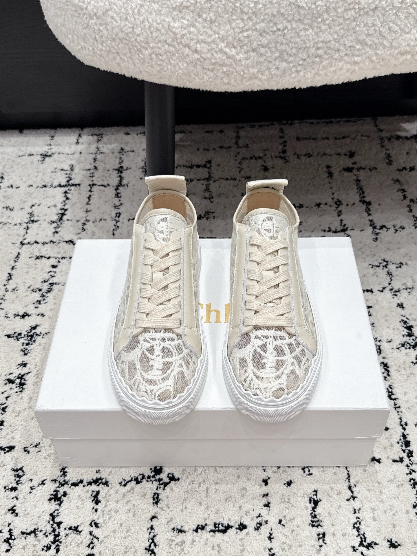 NO:902331,Chloe 26/ Summer new mesh shoes, casual lace-up thick-soled women's shoes, lace embroidered mesh sandals, round-toe breathable sneakers  The Lauren collection introduces dynamic and lively day shoes. This lace-up sneaker is cut from lace materials derived from the ready-to-wear collection. It is soft and refined, and is lined with mesh to create a sense of perspective. The same-color laces, flexible white rubber sole and nylon heel strap reveal the Chloé brand logo and highlight the dynamic design aesthetic. The signature scalloped trim of the Lauren collection echoes the romantic feelings it exudes, and the round toe shape adds a delicate and charming style.  Fabric imported high-end lace from Italy, lining imported sheepskin, outsole original rubber outsole Size35-41 (customized 40 41), casual shoes/sports shoes, chloe, loewe, sandals, sneakers, sheepskin19860909Chloe 26/ 夏新款网纱鞋休闲系带厚底女鞋蕾丝刺绣网面凉鞋圆头透气板鞋 Lauren系列推出动感活泼的日间鞋款.这款系带运动鞋选用源自成衣系列的蕾丝材料剪裁而成,柔软精致,网眼衬里,营造透视感的深浅变化.同色系系带、柔韧的white橡胶鞋底和尼龙后跟带,展露Chloé品牌标识,彰显动感设计美学.Lauren系列的标志性扇形饰边与其散发的浪漫情怀遥相呼应,圆形鞋头造型平添娇柔妩媚风情. 面料意大利进口高档蕾丝 内里进口羊皮里 大底原版橡胶大底 Size35-41（40 41定做）,休闲鞋/运动鞋,chloe,loewe,sandals,sneakers,sheepskin,Women's Shoes