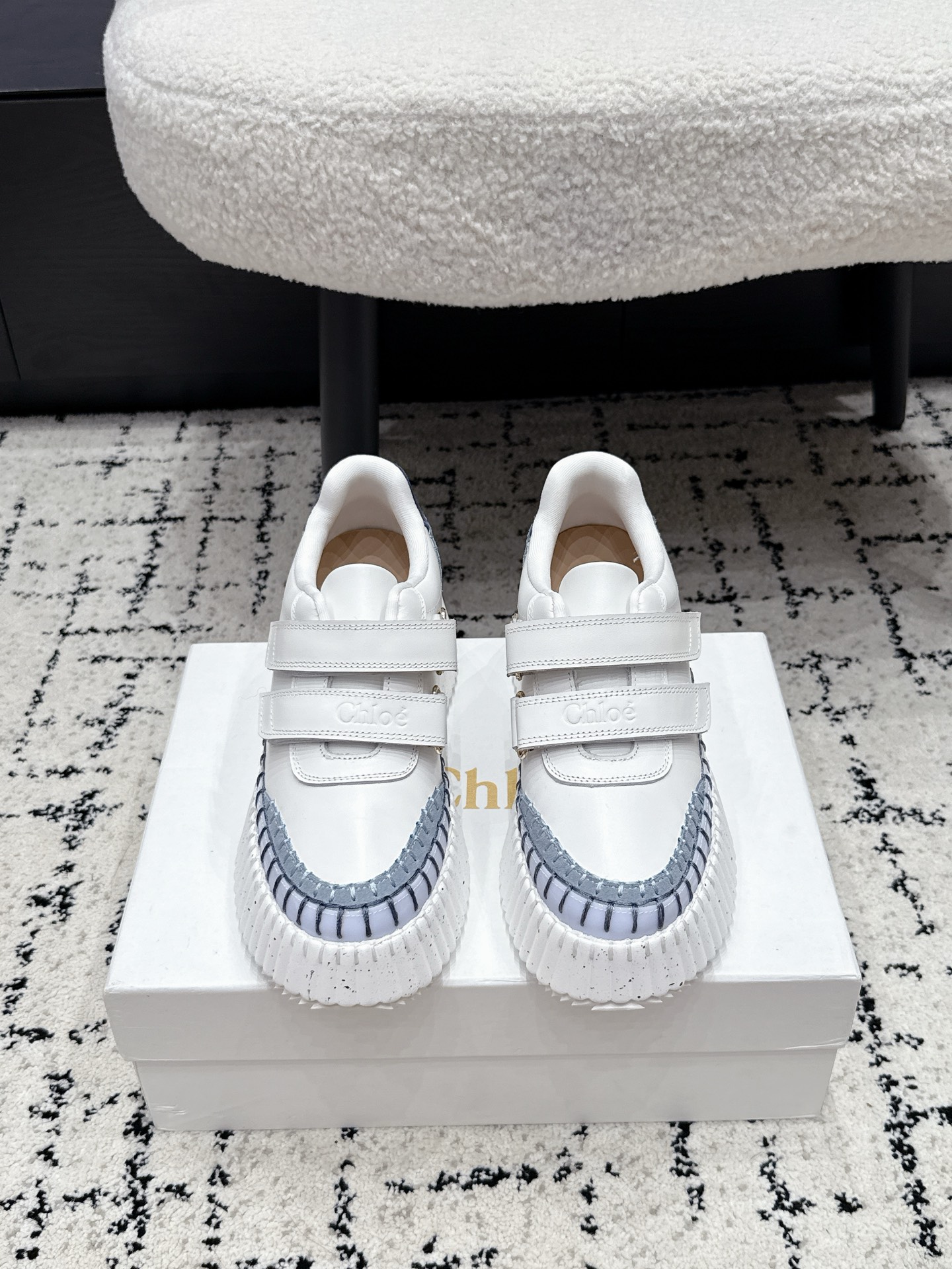 NO:902314,# Top Version Chloe/Chloe 26/New Velcro Thick-soled White Shoes Casual Shoes Original soles, all hand-threaded, all positions are just right, Internet celebrity hot style, top leisure vacation series Big names and Internet celebrities unanimously pursue this style, and it is even out of stock. It is hard to find. An indispensable single-piece slipper, very attractive and fashionable sports style on the feet, show your elegance, lightness, slimming, and white feet in your way. Fabric imported cowhide leather lining:  Original molded fabric, outsole rubber outsole/super light wear-resistant velvet combination Size#35-41 (40 41 custom-made, non-returnable), casual shoes/sports shoes, chloe, loewe, sneakers, slippers, cowhide19860909#顶级版本 Chloe 克洛伊/蔻依 26/新款 魔术贴 厚底小白鞋 休闲鞋 原版鞋底,全手工穿线,所有的位置刚刚好 ,网红爆款,顶级休闲度假系列 大咖网红一致追求此款,更是断货一度难求 不可缺少的单品拖鞋,上脚极具吸引时髦运动风尚,以你的方式彰显你的优雅、轻便、显瘦、显脚白 面料进口牛皮 内里: 原版开模布料 大底橡胶大底/超轻耐磨绒组合 Size#35-41（40 41订做不退换）,休闲鞋/运动鞋,chloe,loewe,sneakers,slippers,cowhide,Women's Shoes