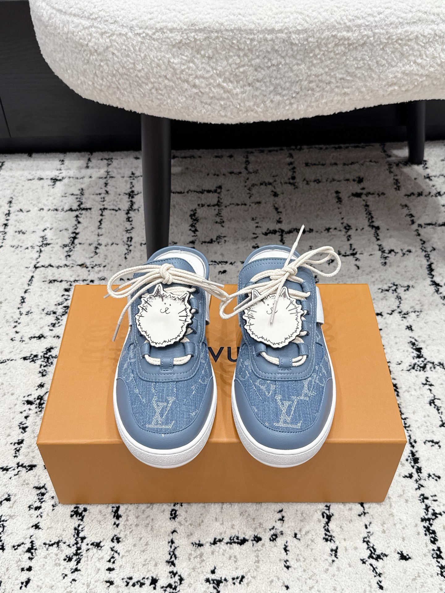 NO:902299,#TOPVERSION LOUIS VUITTON x Grace Coddington 26/ Joint Catogram Series Lous Baotou Slippers LV and Grace Coddington’s co-branded cat series half slippers, off-white + brown splicing, suede and fabric material, with cat hangings on the upper, super cute!  The thick-soled design is comfortable to wear and is versatile for daily outings or leisure activities. It is a limited edition and the size is small, so it is recommended to choose a larger size. The cat theme is very popular among pet lovers and fashionistas, and it goes well with sweaters and casual pants in autumn and winter!  Size: 35-42 (40 41 42 customized), casual shoes/sports shoes, louis vuitton, louis vuitton, sneakers, slippers, sweaters, chamois leather19860909#顶级版本 LOUIS VUITTON x Grace Coddington 26/ 联名款猫猫Catogram系列 Lous包头拖鞋 LV与Grace Coddington联名的猫猫系列半拖鞋,米白+棕色拼接,麂皮和织物材质,鞋面有猫咪挂饰超可爱！ 厚底设计,穿着舒适,日常出街或休闲都很百搭.限定款,码数偏小,建议选大一码.猫猫主题超受爱宠星人和时尚达人欢迎,秋冬搭配毛衣、休闲裤都很出彩！ Size: 35-42（40 41 42定做）,休闲鞋/运动鞋,louis vuitton,louis vuitton,sneakers,slippers,sweaters,chamois leather,Women's Shoes