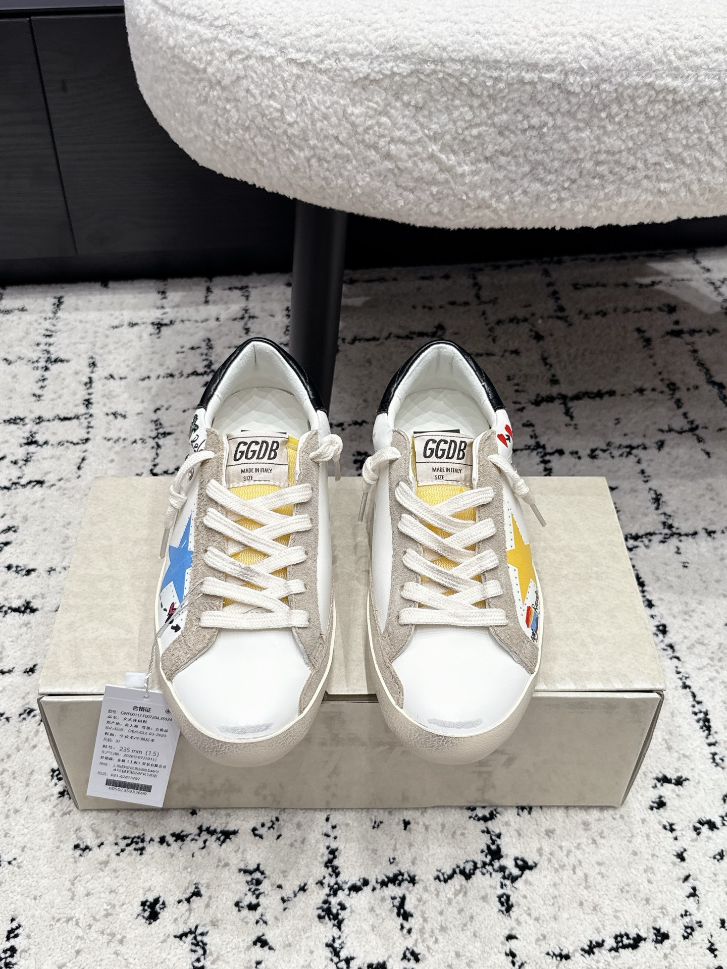 NO:927111,#Women's GGD*26/ Summer new shiny silver star distressed shoes. This distressed sneaker continues the retro tone of the classic star shoes. The side is inlaid with diamond-filled silver five-pointed stars as a visual highlight. The fine glitter has its own shimmer in the light. It is paired with flat shoelaces of the same color. The retro distressed beige rubber sole restores a casual and lazy old-fashioned atmosphere. The shoe compartment has a built-in invisible inner heightening design of four centimeters, which can quietly modify the body shape without revealing the traces of the thick sole.  The outfit is suitable for all-season diversified dressing ideas. It is easy to wear with straight jeans for daily Korean style casual atmosphere. Change to high-waisted denim skirt to create a neat hot girl outfit. Fabric cowhide leather lining outsole original molded outsole size 35-40 (40 size customization is non-returnable), casual shoes/sports shoes, sneakers, skirts, jeans, cowhide19860909#女款 GGD*26/ 夏季新款闪银星星做旧版鞋 这款做旧板鞋延续经典星星鞋的复古调性,侧身镶嵌满钻闪银五角星作为视觉亮点,细碎闪片在光线里自带细碎光泽,搭配同色系扁平鞋带,复古做旧米黄橡胶鞋底还原随性慵懒的做旧氛围,鞋仓内置整整四公分隐形内增高设计,不露厚底痕迹就能悄悄修饰身形. 穿搭适配全季多元穿搭思路,日常搭配直筒牛仔裤轻松穿出韩系休闲氛围感,换上高腰牛仔短裙可以打造利落辣妹穿搭. 面料牛皮 内里牛皮 大底原版开模大底 size35-40码（40码定制不退换）,休闲鞋/运动鞋,sneakers,skirts,jeans,cowhide,Women's Shoes