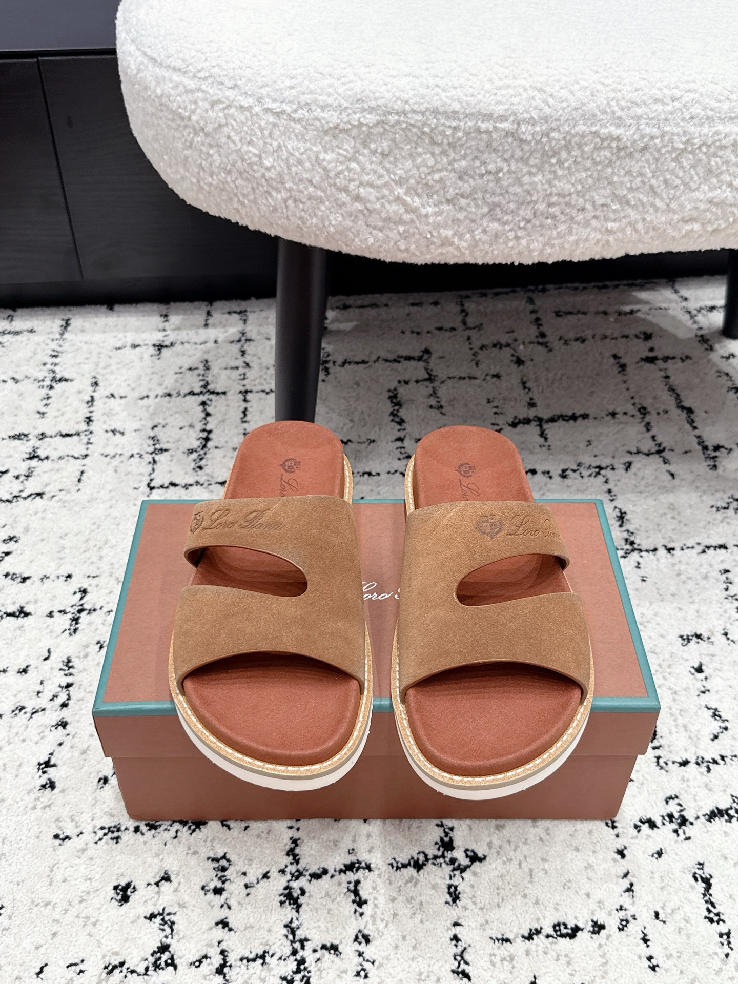NO:927131,# Men's LP 56/ New suede men's casual men's sandals, retro, simple and fashionable, can easily enhance the sophistication of the overall look when worn with any outfit, making every step appear casual and comfortable, original drawer-style packaging, exquisite and elegant!  Fabric: suede, lining, original molded fabric, outsole, ultra-light rubber foam, Size39-46 (customized for 45 and 46), slippers, loro piana, slippers, chamois leather19860909# 男款 LP 56/ 新款麂皮 男士休闲男凉拖鞋 复古简约又不失时尚感,搭在任何穿搭上,都能轻松提升整体造型的精致度,每一步都走出随性自在 ,原版抽屉式包装,精致而大气i！ 面料麂皮 内里原版开模面料 大底超轻橡胶发泡 Size39-46（45 46定做）,拖鞋,loro piana,slippers,chamois leather,Women's Shoes