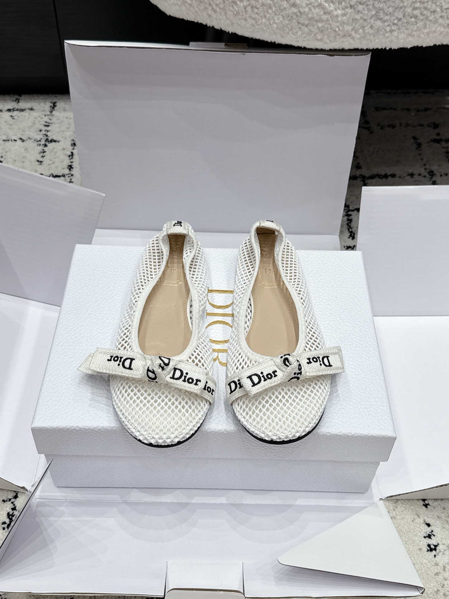 NO:927141,Dior 26/ Embroidered Ribbon Mesh Ballet Shoes Dior Mesh Mary Jane Shoes are the ballet shoes of the DiorBoost series. The mesh body is matched with embroidered webbing and there is Dior's embroidered logo on the straps. The overall style is sweet and recognizable, with a strong girly feel. Mesh upper + embroidered webbing. Sheepskin lining. Original open molded rubber sole. Size35-41 (customized for 40 41), ballet shoes, dior, mary  jane,sheepskin19860909Dior 26/ 刺绣织带网面芭蕾舞单鞋 Dior网面玛丽珍单鞋 也就是DiorBoost系列的芭蕾鞋款.网面鞋身搭配刺绣织带 搭带上有Dior的刺绣logo,整体风格甜美又有辨识度,少女感很强 鞋面网面+刺绣织带 内里羊皮 大底原版开模橡胶底 Size35-41（40 41订做）,芭蕾舞鞋,dior,mary jane,sheepskin,Women's Shoes