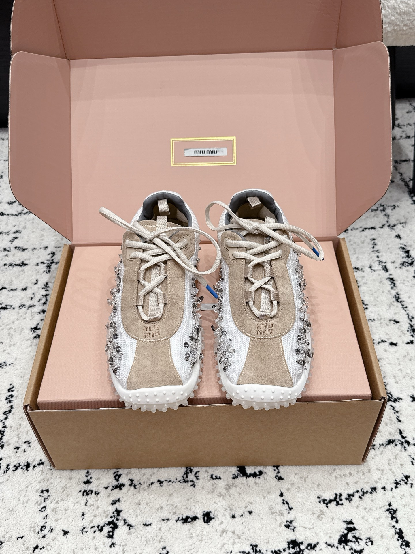 NO:927087,Miu Miu 26/ Summer new model of rhinestone and sequin De Xun sneakers has a delicate, sweet and luxurious retro atmosphere. The sides are decorated with rhinestones and sequins. The diamond surface is full and shining. The shoe body has simple and smooth lines. The widened footbed accommodates various foot types. It is friendly to wide and thick feet. The double shoelace style is easy to put on and take off, and the tightness can be adjusted freely.  Suitable for sweet girls' casual style and retro wear, not picky about foot shape, exquisite tonality and comfort, preferred item for spring and summer wear. Upper cow suede/cloth, lining sheepskin, outsole TPU outsole, heel height 3.5cm, Size 35-40 (customized for 40), casual shoes/sports shoes, miumiu, sneakers, sheepskin19860909Miu Miu 26/ 夏季新款水钻亮片德训运动鞋 自带精致甜奢复古氛围感,侧边满幅水钻+亮片装饰,钻面饱满闪耀,鞋身线条简约流畅,加宽鞋床包容各类脚型,对宽脚、厚脚都很友好,双鞋带系带款式穿脱便捷,松紧可自由调节. 适配甜妹休闲风与复古穿搭,不挑脚型,精致调性与舒适度兼顾,春夏穿搭优选单品. 鞋面牛反绒/布 内里羊皮 大底TPU大底 跟高3.5cm Size35-40（40定做）,休闲鞋/运动鞋,miumiu,sneakers,sheepskin,Women's Shoes