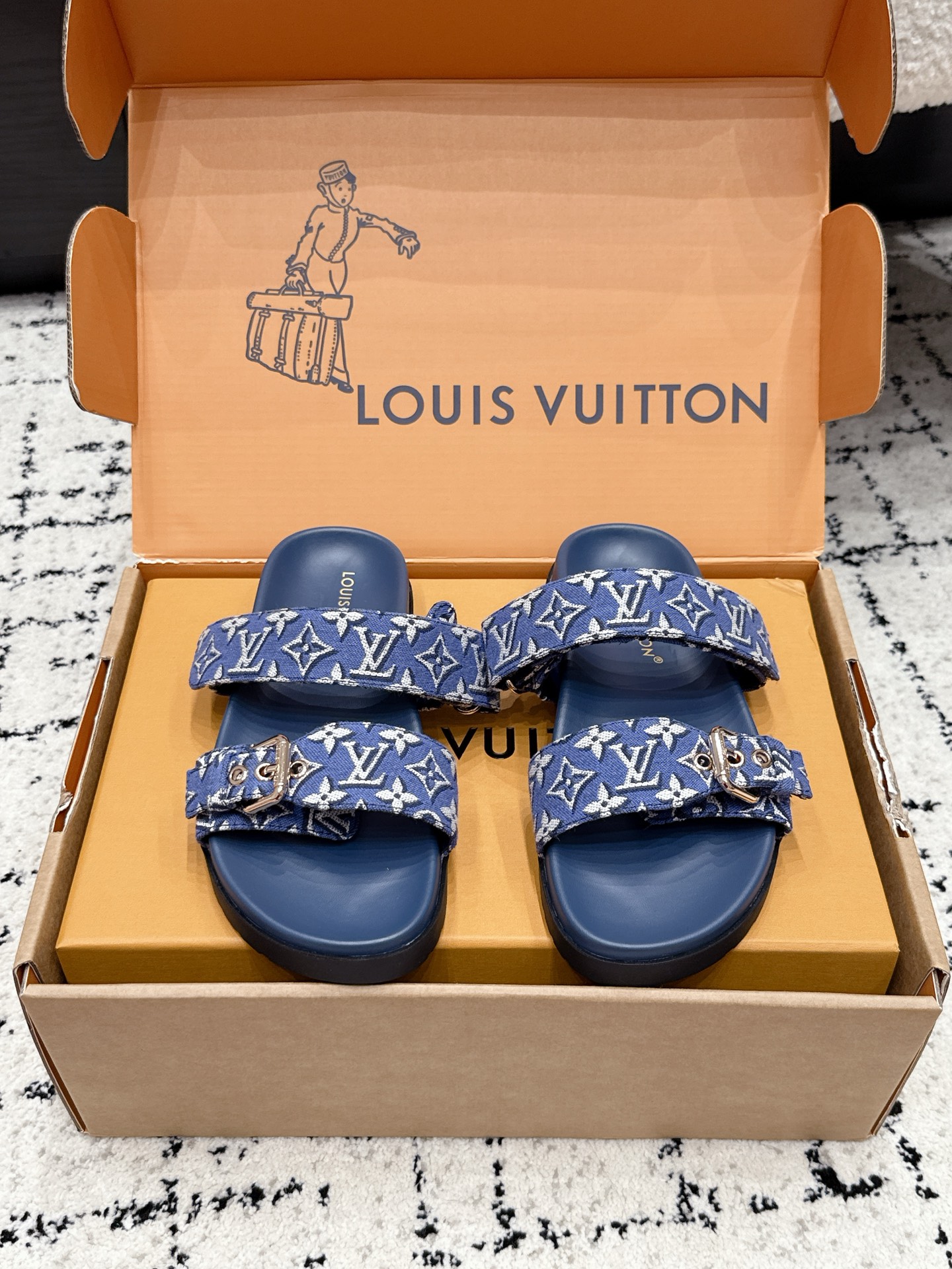 NO:927123,# Couple model LOUIS VUITTON 26/New style jacquard double-loop casual sandals with classic presbyopia logo on the upper, simple and recognizable. The color is so beautiful that it is easy to put on and take off and suitable for different foot types. The rubber sole is non-slip and can be easily controlled in daily life or vacation. The overall design is comfortable and fashionable. It is a versatile item in summer and can be easily held in both casual and vacation style!  Specially customized fabric, sheepskin lining, original rubber outsole, Size 35-45 (customized for women 40 and men 45), slippers, louis vuitton, slippers, sheepskin19860909# 情侣款 LOUIS VUITTON 26/新款 提花双袢休闲凉拖 鞋面经典老花标志,简约又有辨识度.颜色太美穿脱方便,适合不同脚型.橡胶鞋底防滑,日常或度假都能轻松驾驭.整体设计舒适又时髦,是夏季百搭单品,无论休闲还是度假风都能轻松hold住！ 面料特殊定制布面 内里羊皮 大底原版橡胶大底 Size35-45（女40 男45定做）,拖鞋,louis vuitton,slippers,sheepskin,Women's Shoes