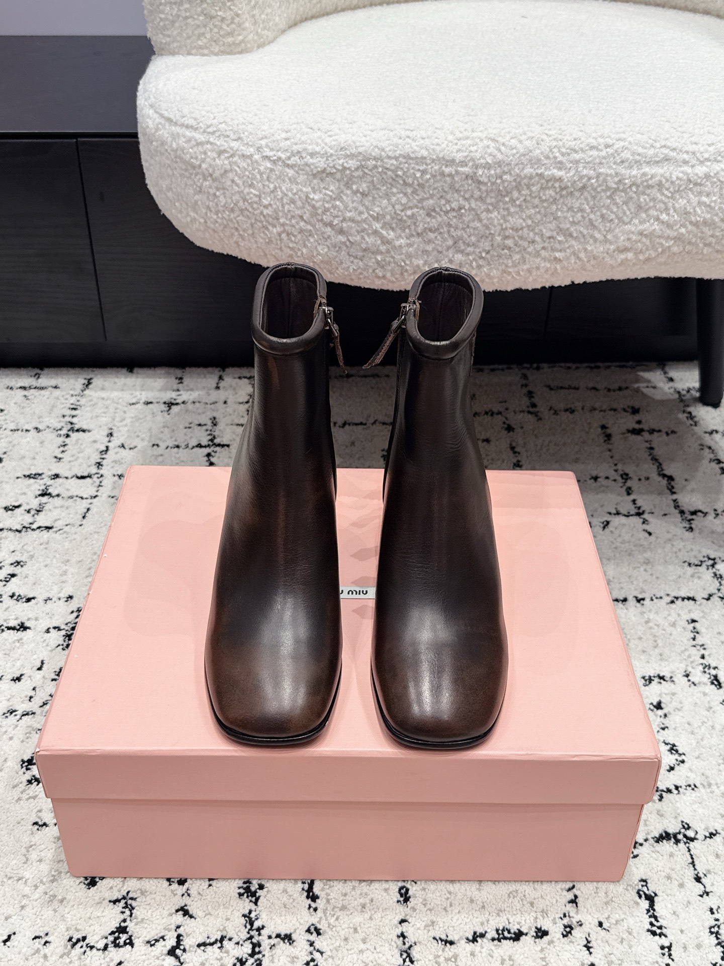 NO:927160,MiuMiu 26/ New high-heeled shoes, Fumé calfskin short boots, thick-heeled women’s boots. Miu Miu Miu’s most needed temperament thick-heeled short boots for autumn and winter are now online.  The solid black brown model is smart and classic, the aged and polished model has a retro atmosphere, and the embroidered logo on the shoe body is low-key and noble. The thick heel has excellent support, and it is not easy to get tired when standing and walking for a long time. The side zipper makes it easy to put on and take off. The fine and shiny leather has an outstanding texture and is suitable for suits, dresses, jeans, and suitable for commuting and appointments. It is easy to handle a sophisticated and neat mature outfit. Material cowhide leather lining Sheepskin outsole Genuine leather injection molded outsole Heel height 6cm  Size35-41 (customized 40 41), boots, miumiu, boots, high heels, skirts, jeans, business suit, cowhide, sheepskin19860909MiuMiu 26/ 新款 高跟鞋Fumé小牛皮短靴粗跟女靴子 miu缪缪秋冬刚需气质粗跟短靴上线 纯色黑款咖啡色干练经典,做旧擦色款自带复古氛围感,鞋身刺绣logo低调显贵.粗跟支撑力出众,久站走路不容易疲累,侧边拉链穿脱省心.细腻亮面皮革质感出众,适配西装、连衣裙、牛仔裤,通勤赴约都合适,轻松拿捏精致利落的成熟穿搭 面料牛皮 内里羊皮 大底真皮注塑大底 跟高6cm Size35-41（40 41定做）,靴子,miumiu,boots,high heels,skirts,jeans,business suit,cowhide,sheepskin,Women's Shoes