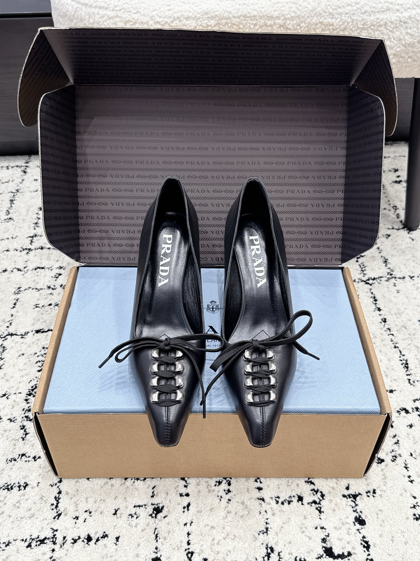 NO:927227,PRADA 26/ Summer new pointed-toe lace-up high-heeled shoes. Pointed-toe bow-knot stilettos with a retro literary and artistic atmosphere. Smooth and neat small pointed-toe shoe shape. The upper is made of fine glossy leather. The toe is equipped with metal buckles and colorful bow laces. The shoe body has slender lines. The narrow last version gathers the top of the foot. It has a good modification effect on wide feet and fleshy feet. The shallow-mouth slip-on style is flexible to put on and take off.  Suitable for commuting style and retro luxury style, no matter the leg shape. Taking into account the retro style and upper foot comfort, if you want a pair of elegant shoes with a full sense of atmosphere, these pointed-toe bow stilettos are the first choice for daily travel. Cowhide upper, sheepskin lining, Italian genuine leather outsole, heel height 7.5cm Size35-41 (40 41 custom-made), high-heeled shoes, prada, high heels, cowhide, sheepskin, Leather  soles19860909PRADA 26/ 夏季新款尖头系带高跟鞋 自带复古千金文艺氛围感的尖头蝴蝶结细跟单鞋,流畅利落的小尖头鞋型,鞋面采用细腻光面皮革打造,鞋头搭配金属排扣与彩色蝴蝶结系带,鞋身线条纤细修长,窄楦版型收拢脚面,对宽脚、肉脚都有很好的修饰效果,浅口套脚款式穿脱灵活. 适配通勤风与复古轻奢风穿搭,不挑腿型.兼顾复古调性与上脚舒适度,想要一双氛围感满满的气质单鞋,这款尖头蝴蝶结细跟鞋是日常出行的优选单品. 鞋面牛皮 内里羊皮 大底意大利真皮大底 跟高7.5cm Size35-41（40 41定做）,高跟鞋单鞋,prada,high heels,cowhide,sheepskin,Leather soles,Women's Shoes