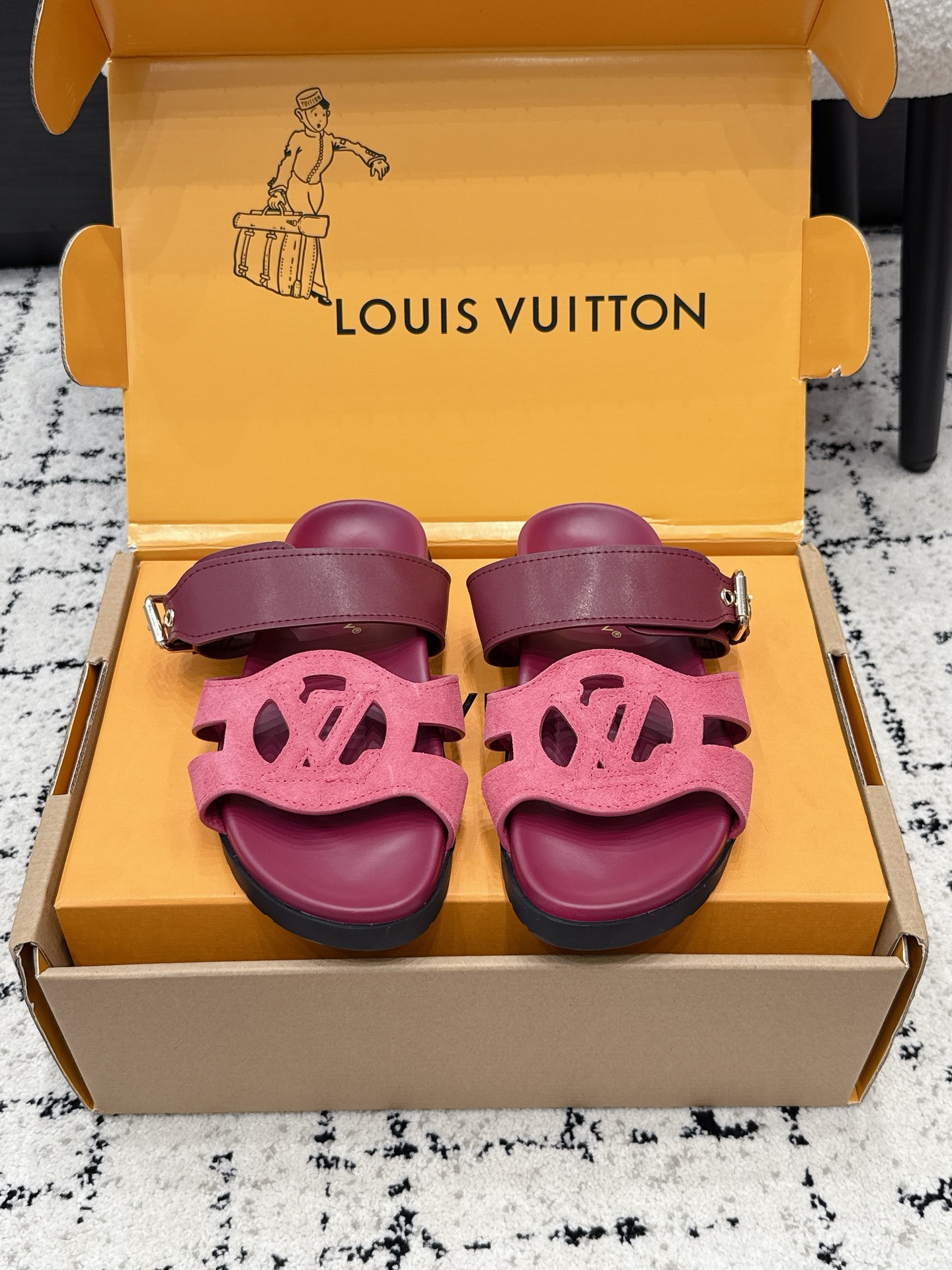 NO:927188,#couple style Louis Vuitto*26/ Summer new old one-buckle double-strap slippers are just what lazy people need in summer, and they can get a relaxed atmosphere with just one kick. The design adopts a wide self-buckle adjustment strap, which can adapt to different foot types. It can be put on and taken off in one step, and you don’t have to worry when going out. The texture of the all-over presbyopia is self-recognizable, and it is available in multiple colors to suit different styles. Whether it is a refreshing light color or a cool dark color, you can easily control it.  It can be called the 'King of Versatility' in terms of matching. It can be easily worn with shorts, jeans, and dresses. Whether you are going downstairs to pick up express delivery, visiting the supermarket, or taking a short trip, one pair can complete the look of all scenes. Fabric: cowhide, lining sheepskin, original molded outsole, size 35-45 (40 for women, 45 for men, customized), slippers, louis vuitton, slippers, skirts, shorts, jeans, cowhide, sheepskin19860909#情侣款 Louis Vuitto*26/ 夏季新款老一字扣双带拖鞋 懒人夏日的时髦刚需,一脚蹬就能拿捏松弛氛围感.设计上采用宽面一自扣调节带,能适配不同脚型,穿脱一步到位,出门赶时间也不慌.满印老花的肌理感自带辨识度,多色可选适配不同穿搭风格,不管是清爽浅色系还是酷感深色系,都能轻松驾驭. 搭配上堪称“百搭王”,配短裤、牛仔裤、连衣裙都能轻松hold住,不管是下楼取快递、逛超市,还是短途出游,一双就能搞定全场景造型. 面料牛皮 内里羊皮 大底原版开模大底 size35-45（女40 男45定做）,拖鞋,louis vuitton,slippers,skirts,shorts,jeans,cowhide,sheepskin,Women's Shoes
