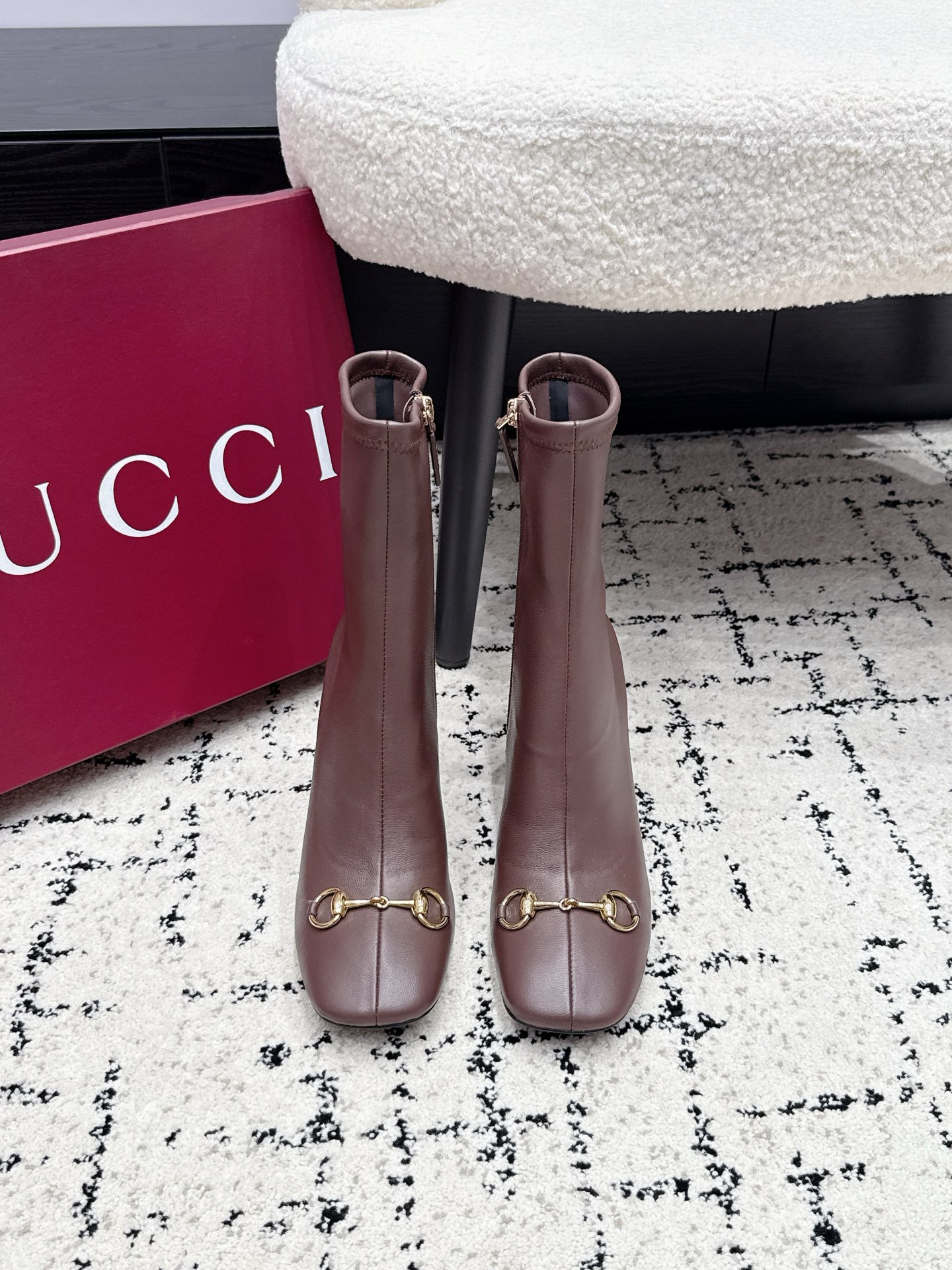 NO:927203,Gucci 26/ New Horsebit High Heel Boots. The classic horsebit design is full of retro charm. The metal buckle is embellished with details. The boot leg is slim and tall immediately. It is perfect for commuting and dating. It is smart and stylish when paired with a suit. It is gentle and elegant when paired with a skirt. It is a must-have fashionable item in autumn and winter. It is comfortable and not tiring on the feet. It has a must-have high-end feel for shoe cabinets. Original custom-made leather fabric, sheepskin lining, outsole, imported Italian leather outsole, heel height 8.5cm  Size35-42 (40 41 42 customized), boots, gucci, gucci, boots, skirts, business suit, sheepskin, Leather soles19860909Gucci古驰 26/ 新款 马衔扣高跟靴子 经典马衔扣设计复古韵味十足,金属扣点缀细节满分,靴筒显瘦显高效果立竿见影,通勤约会都能完美适配,搭西装干练有型,配裙子温柔显气质,秋冬必备的时髦单品,上脚舒适不累脚,鞋柜必备的高级感. 面料原版定制皮料 内里羊皮 大底意大利进口真皮大底 跟高8.5cm Size35-42（40 41 42定做）,靴子,gucci,gucci,boots,skirts,business suit,sheepskin,Leather soles,Women's Shoes
