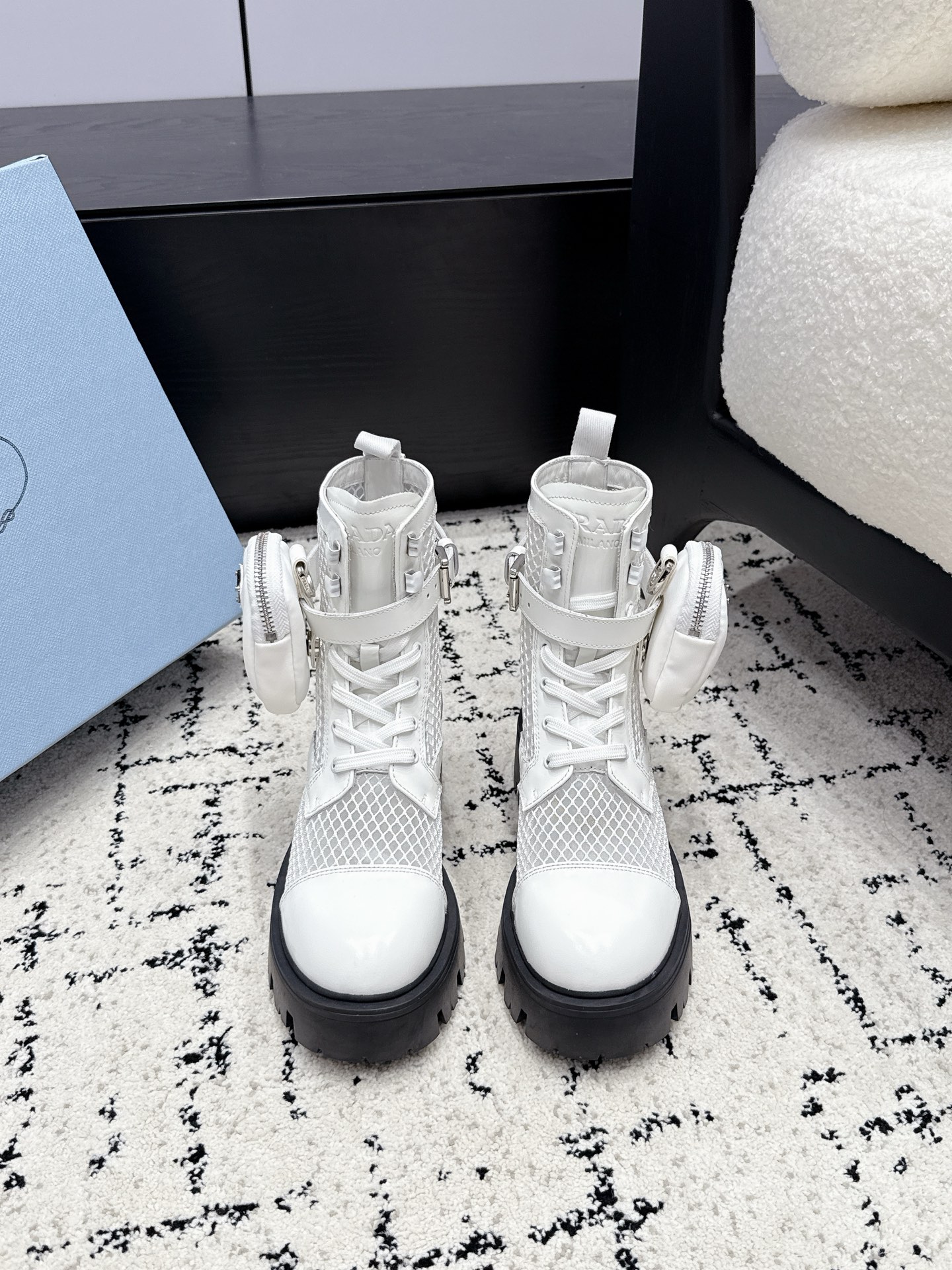 NO:927074,Prad* Prada 26/ New mesh thick-soled short boots. Wear neat and high-end on your feet. Prada mesh short boots. The hollow mesh weakens the heavy feeling of the boots. No burden in spring and summer. The smooth leather toe collides with the breathable mesh. It is full of layers. The metal triangle logo low-key highlights the brand texture. The heavy-duty thick sole elongates the calf line, making you walk steadily and taller. Black and white two-color, a must-have item for the cool girl's wardrobe. Fabric:  Original customized open edge beads/breathable mesh Inner: Sheepskin Outsole: Original open molded TPU molded sole Size35-41 (customized 40 41), boots, prada, prada, boots, sheepskin19860909Prad* 普拉达 26/ 新款 网眼厚底短靴 把利落高级穿在脚上,Prada网纱短靴,镂空网眼弱化靴子厚重感,春夏无负担,光面皮鞋头碰撞透气网布,层次十足,金属三角徽标低调彰显品牌质感,重工厚底拉长小腿线条,走路稳又增高,黑白双色,酷飒少女的衣橱必备单品 面料: 原版定制开边珠/透气网 内里: 羊皮 大底: 原版开模TPU成型底 Size35-41（40 41定做）,靴子,prada,prada,boots,sheepskin,Women's Shoes