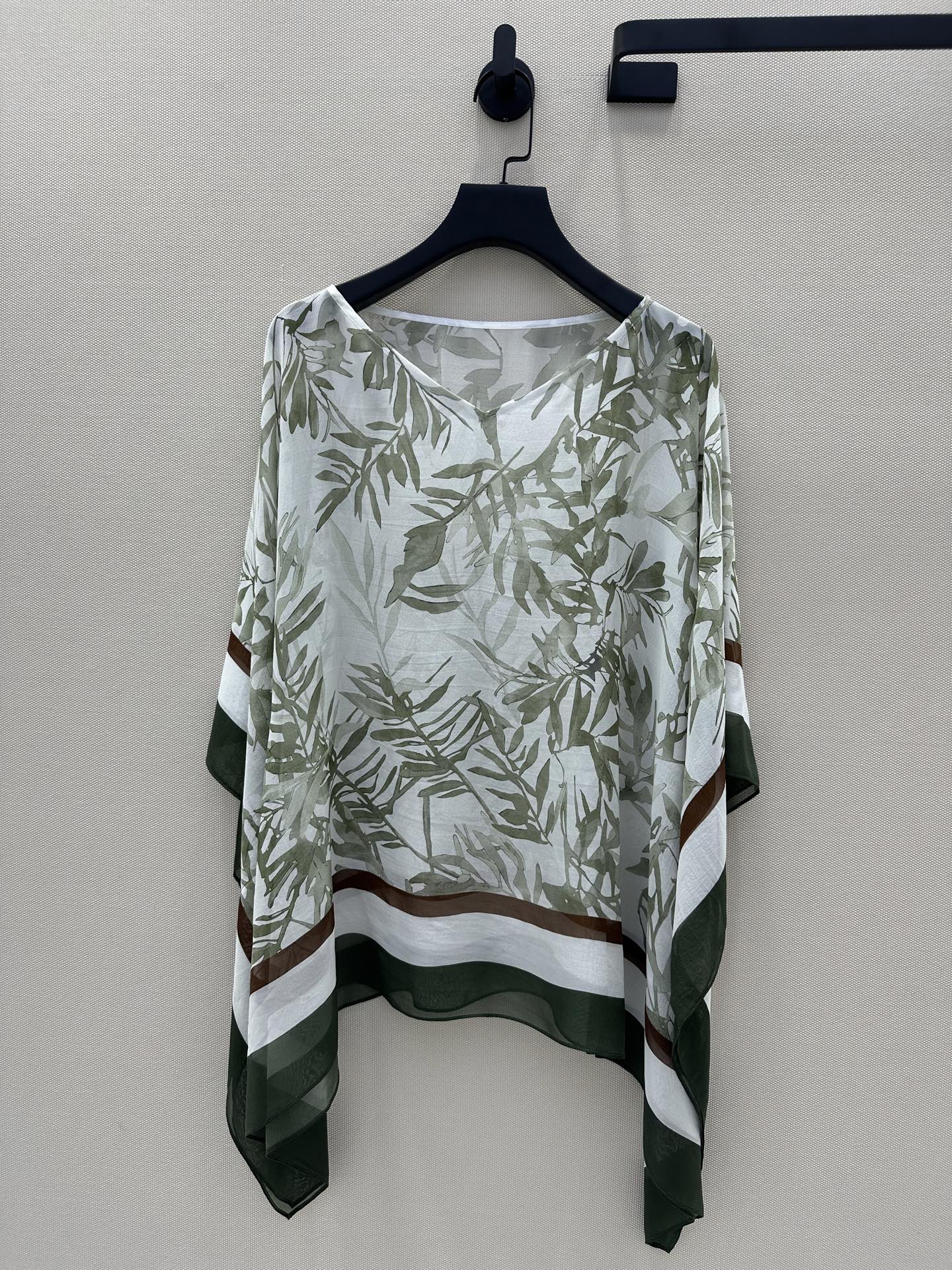 NO:330509,Original single ruthless women's clothing, exclusive first-time original single quality, BC old-fashioned outfit!  White and rich beauty must-have cotton and linen vacation style cape shawl top. Elegant V-neck positioning edge irregular wax leaf print. Imported mulberry silk is light and flowing, breathable and comfortable. Positioning printing Oriental aesthetics and artistic tones romantic summer upper body reduces age!  The loose style design is fashionable and high-end!  The essential artifact of white, rich and beautiful beauty is versatile and not picky. It is highly recommended to keep it yourself!  Workmanship quality depends on the details. (1 color, single size, 66 length), shawls, alexander wang19860909原单狠货女装 配包装独家首发原单品质,BC老钱风穿搭！白富美必入棉麻度假风斗篷披肩上衣.优雅V领定位边不规则腊叶印花.进口桑丝质感轻盈飘逸,透气舒适.定位印花东方美学艺术色调浪漫夏日上身减龄绝绝子！宽松版型设计时髦又高级！白富美必备神器百搭不挑人.强烈推荐自留款！做工品质看细节.（1色均码衣长66),,shawls,alexander wang,Women's clothing