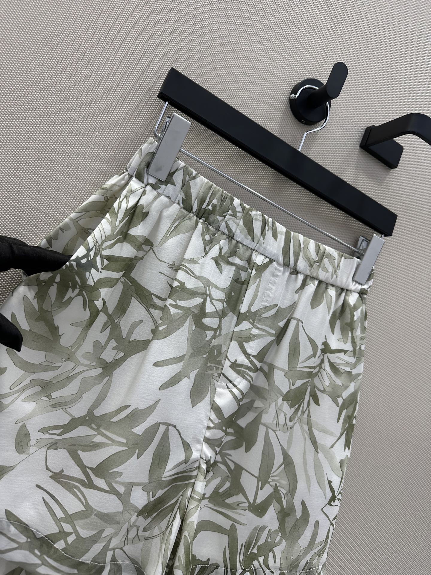 P621: High-Quality Vacation Shorts for White Rich and Beautiful Women - 图片 4