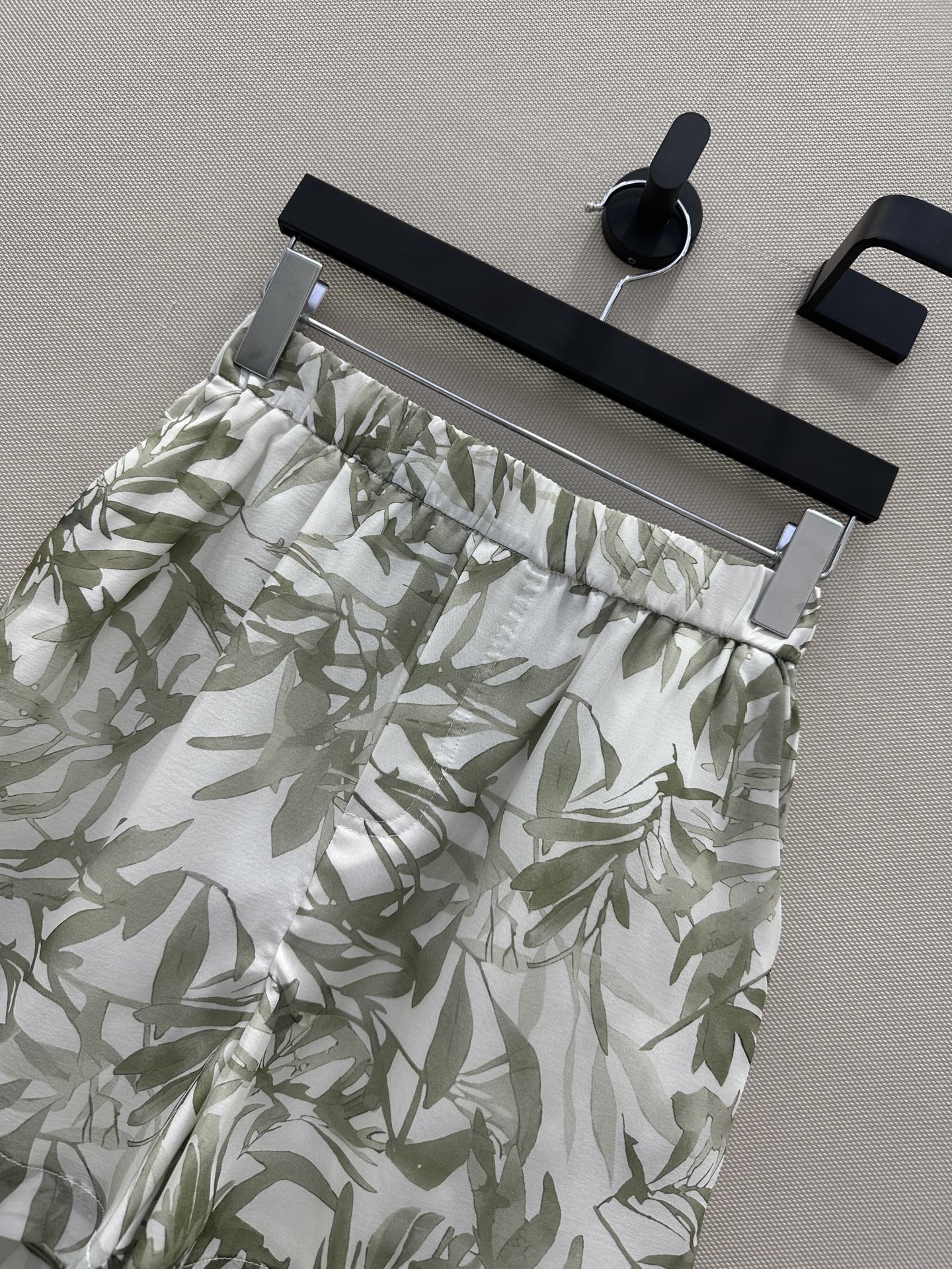 P621: High-Quality Vacation Shorts for White Rich and Beautiful Women - 图片 2
