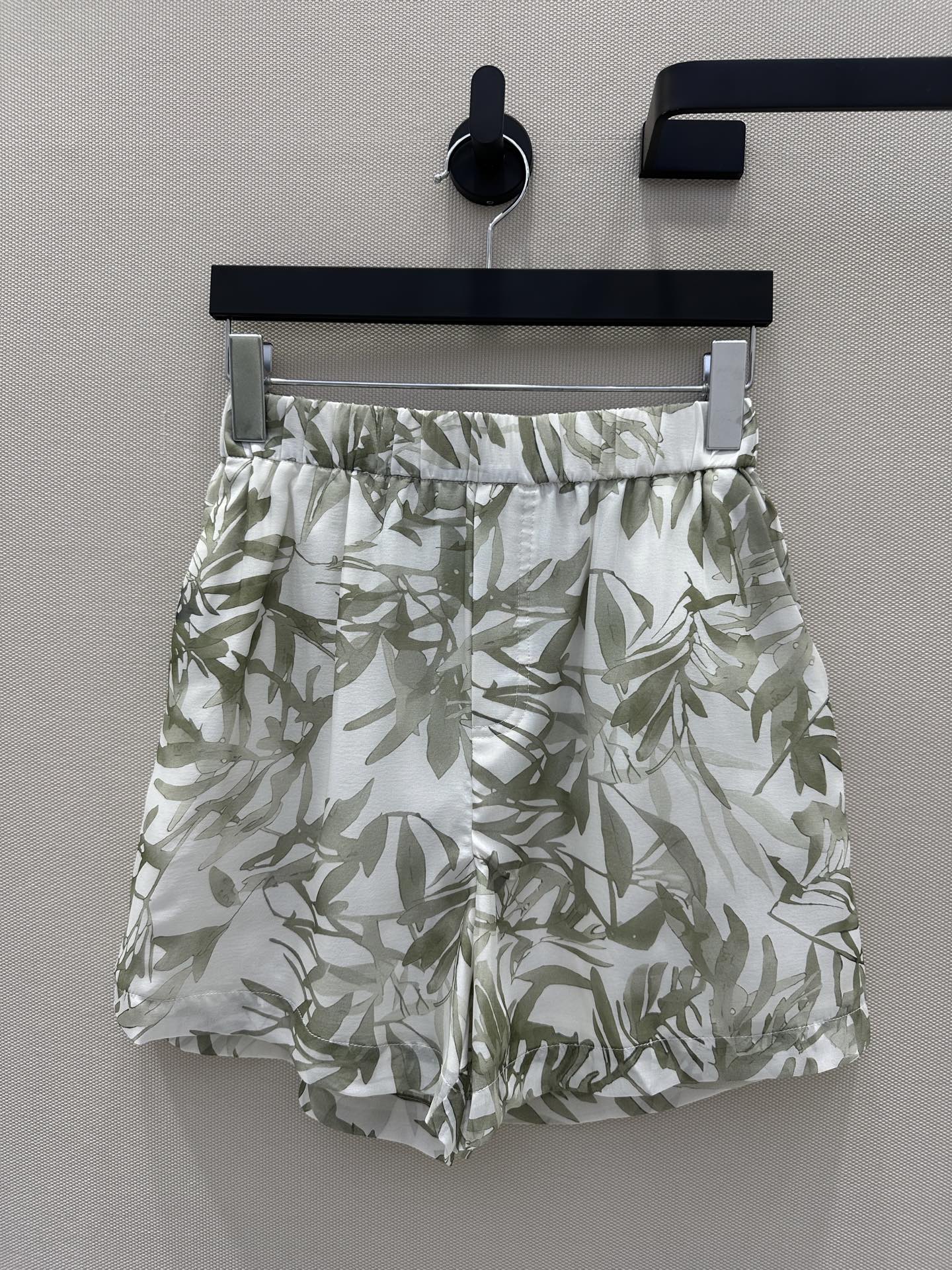 P621: High-Quality Vacation Shorts for White Rich and Beautiful Women - 图片 1
