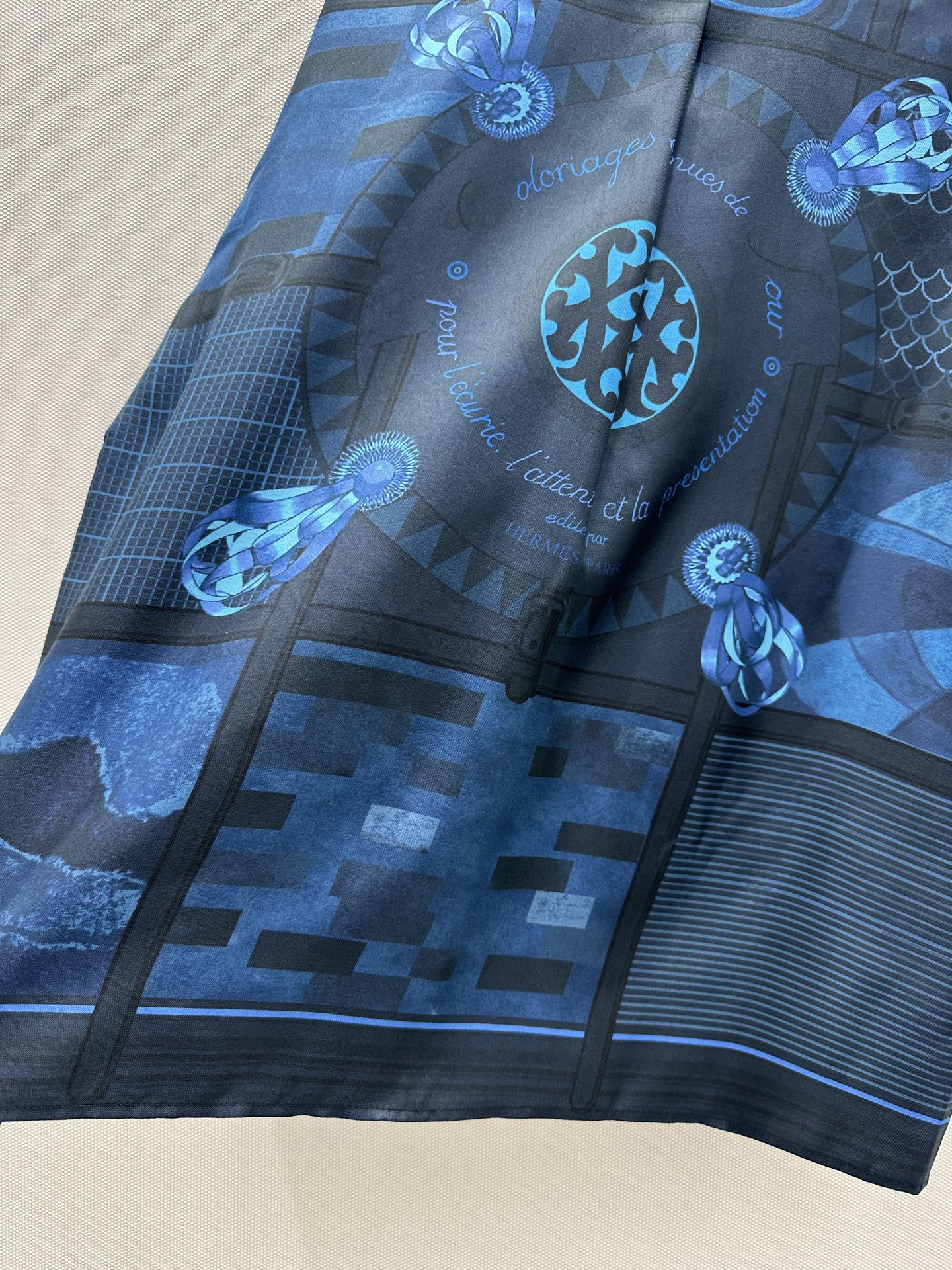 “Palefroi Remix: Original 100% Silk Women’s Suit with High-Quality Package” - 图片 8