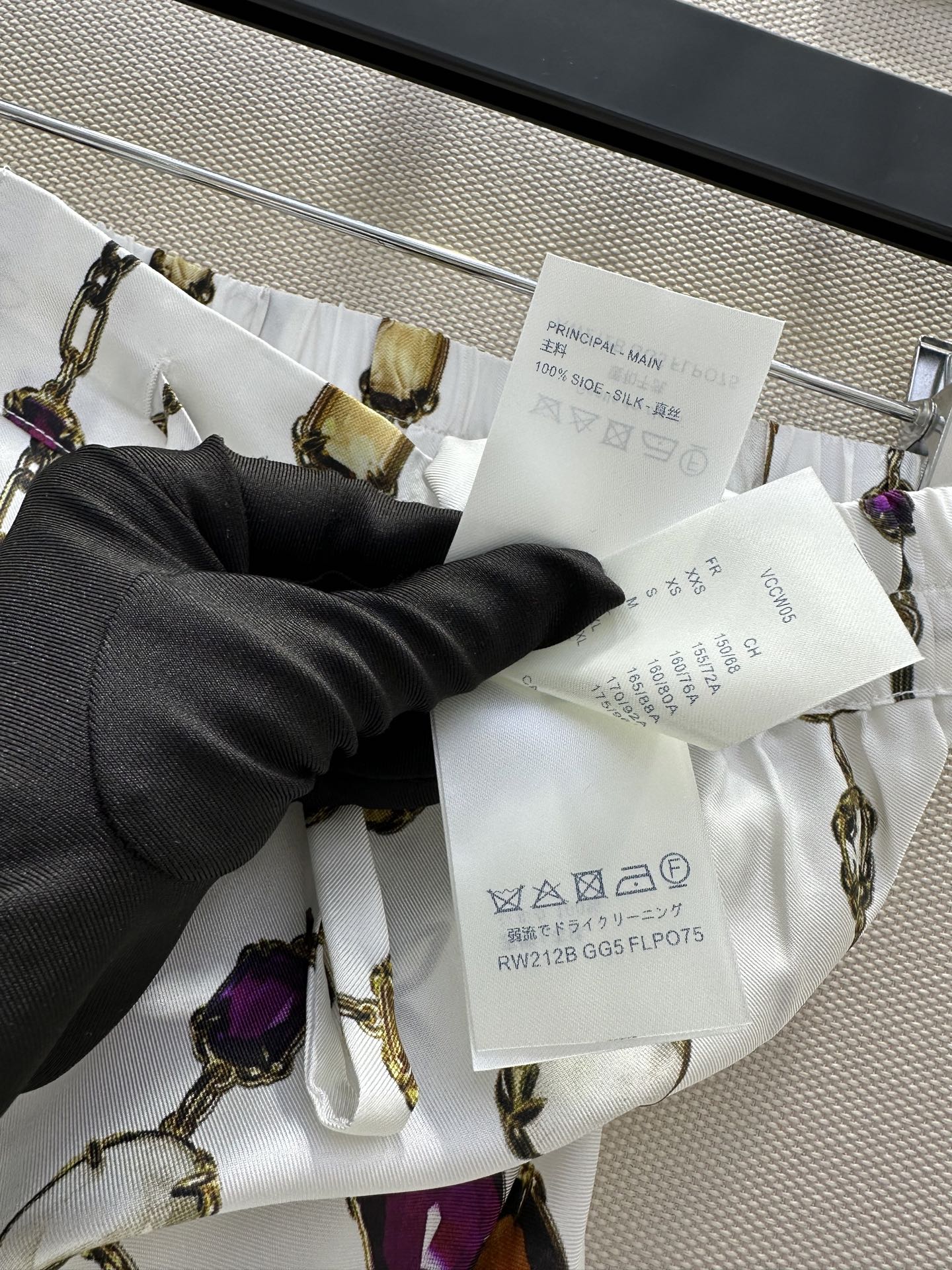 Classic Monogram Silk Pajama Set: Original Scavenger Dress with Quality Packaging. - 图片 9