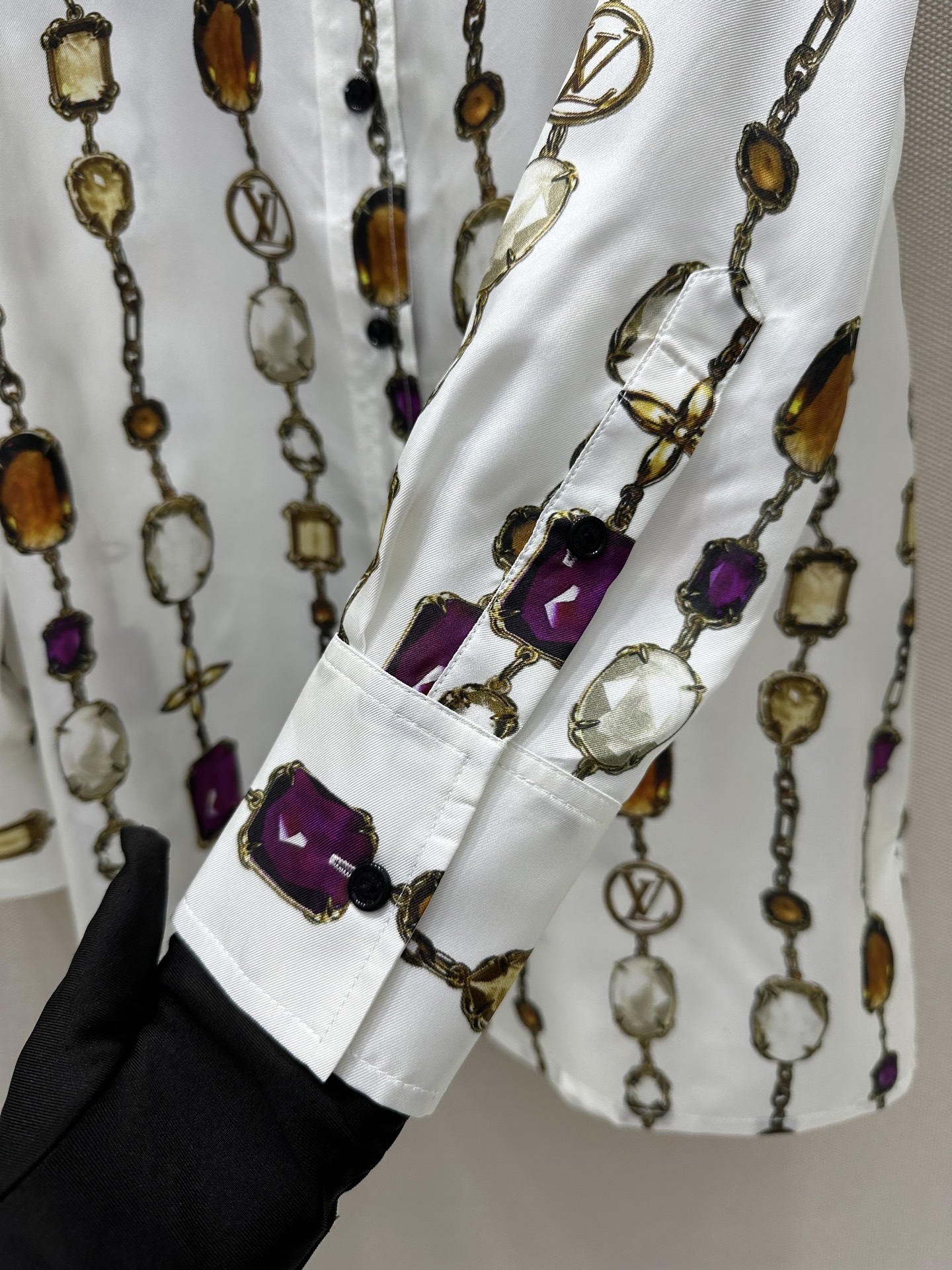 Original Zilong Monogram Silk Shirt with Jewel Chain – Classic Fashion Recommendation - 图片 5