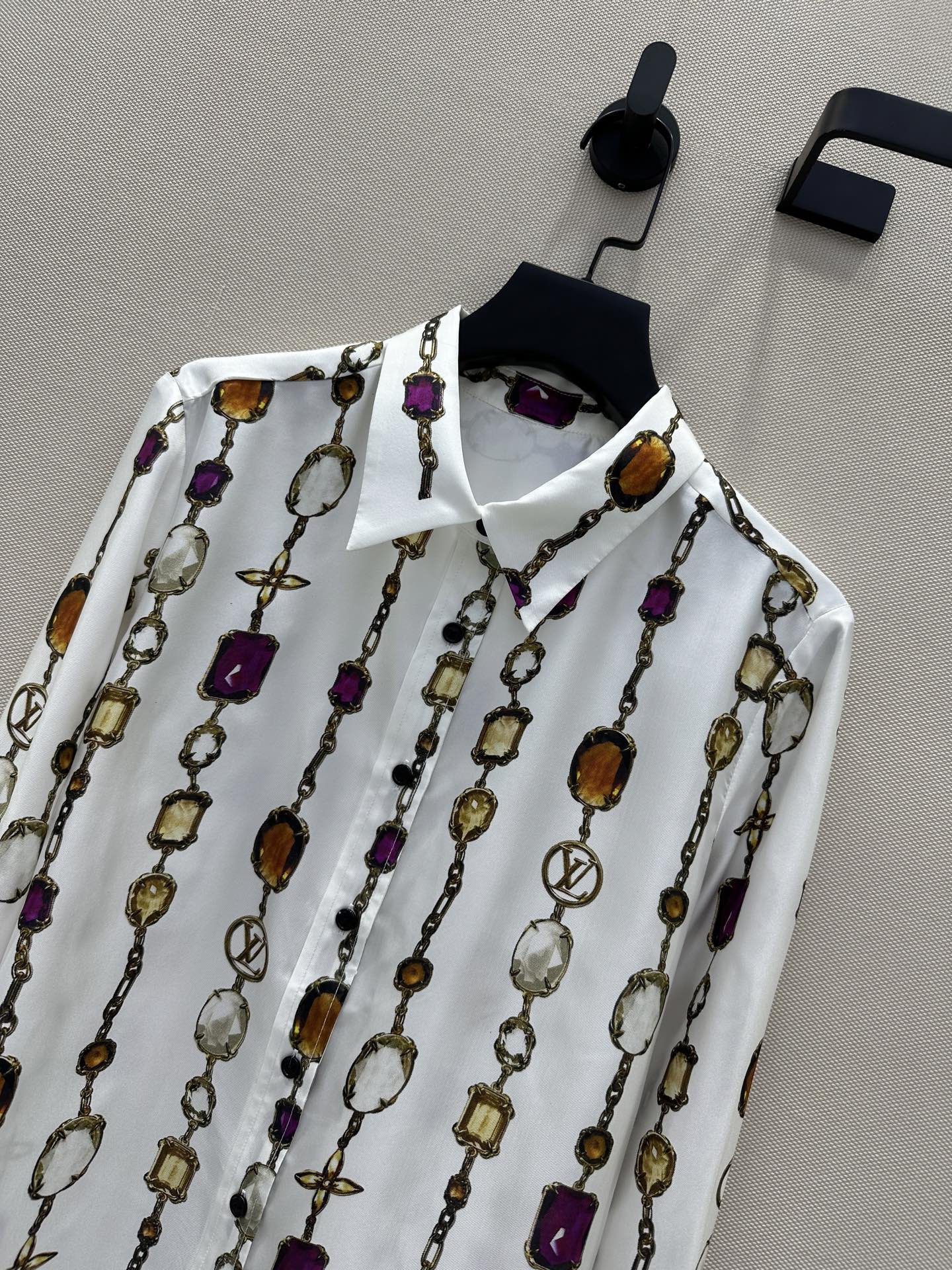 Original Zilong Monogram Silk Shirt with Jewel Chain – Classic Fashion Recommendation - 图片 2