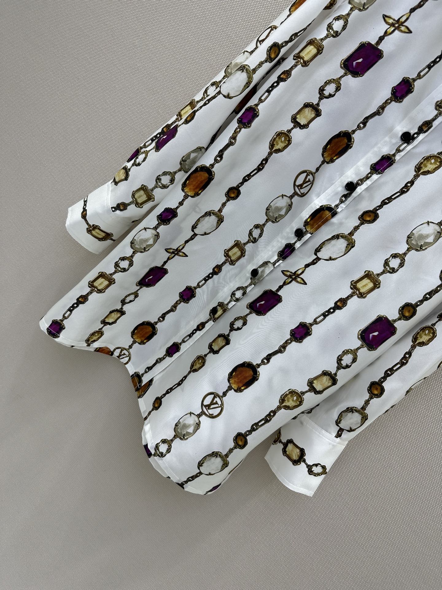 Original Zilong Monogram Silk Shirt with Jewel Chain – Classic Fashion Recommendation - 图片 4