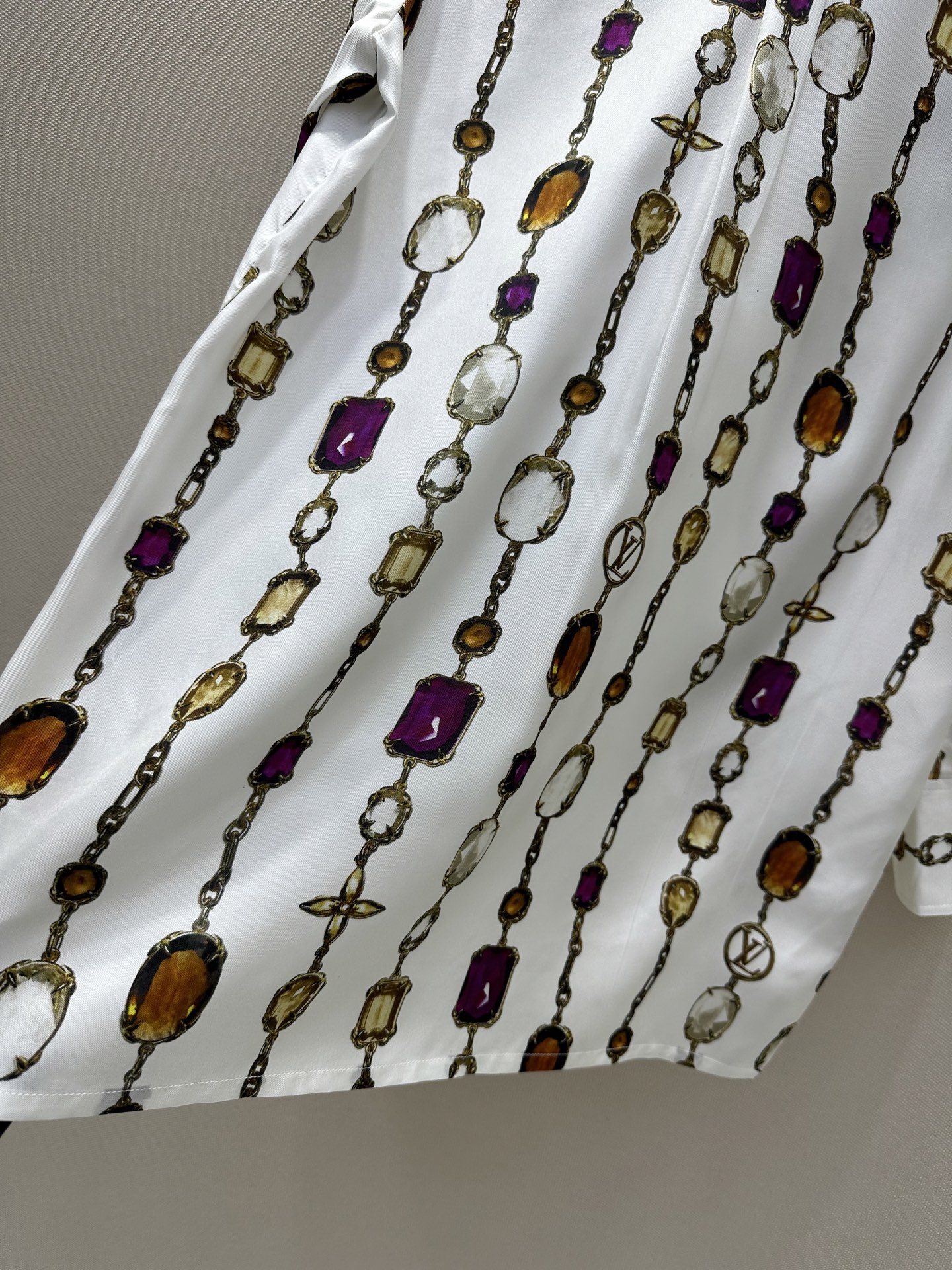 Original Zilong Monogram Silk Shirt with Jewel Chain – Classic Fashion Recommendation - 图片 8