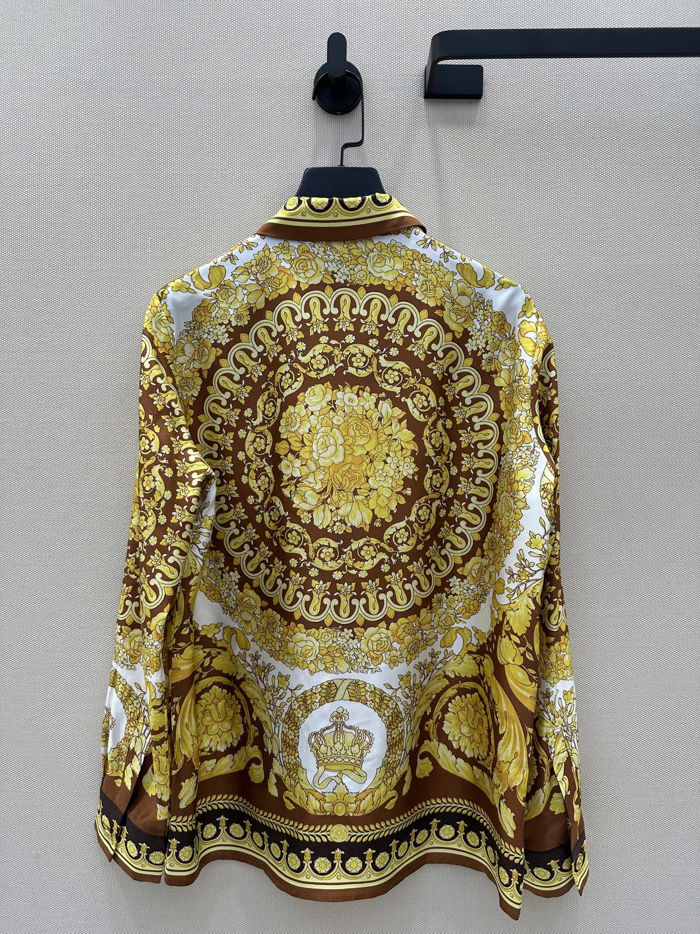 “Original Women’s Silk Suit with V Barlock Shirt in Gold and Brown Weave” - 图片 6