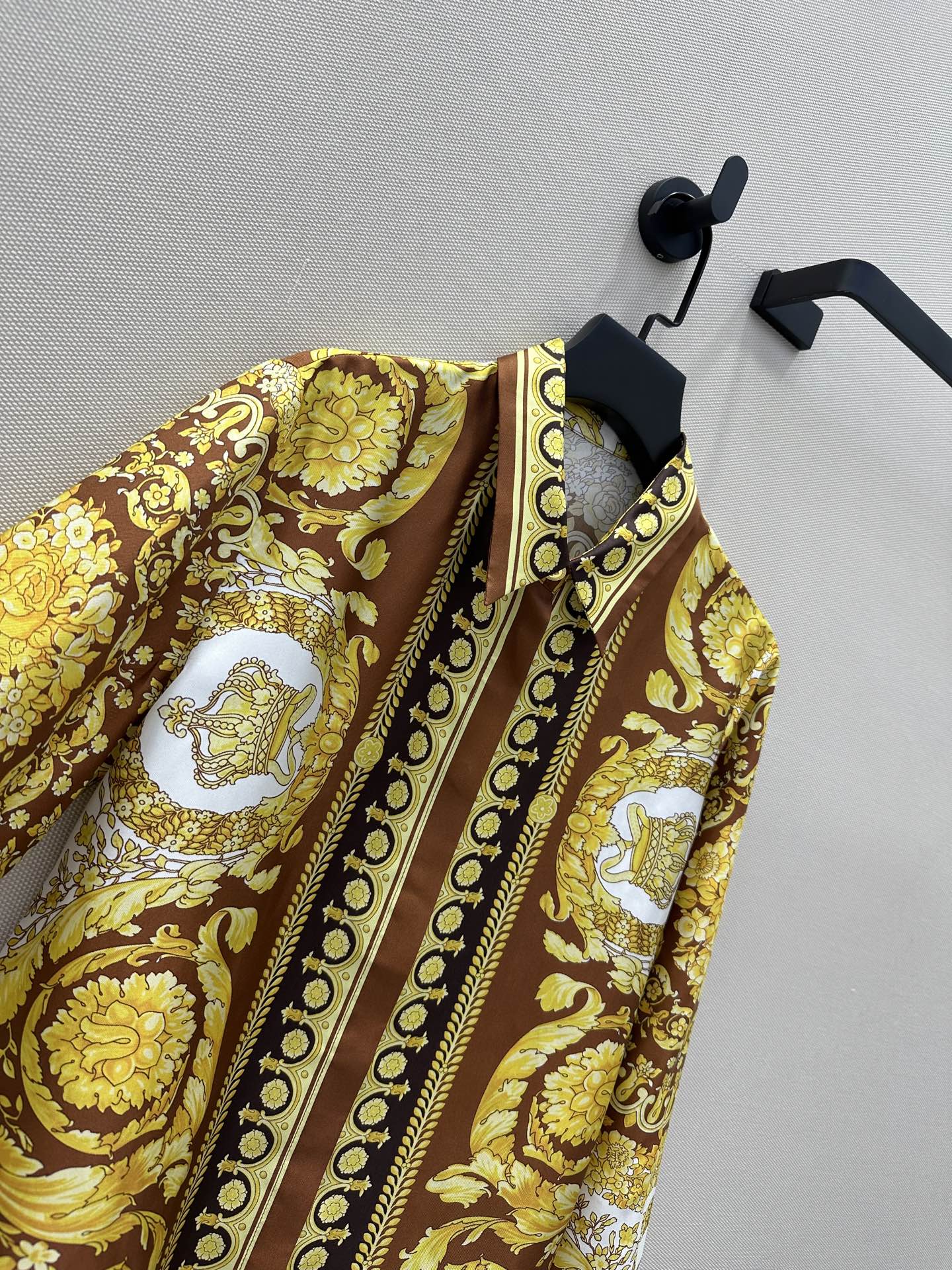 “Original Women’s Silk Suit with V Barlock Shirt in Gold and Brown Weave” - 图片 3