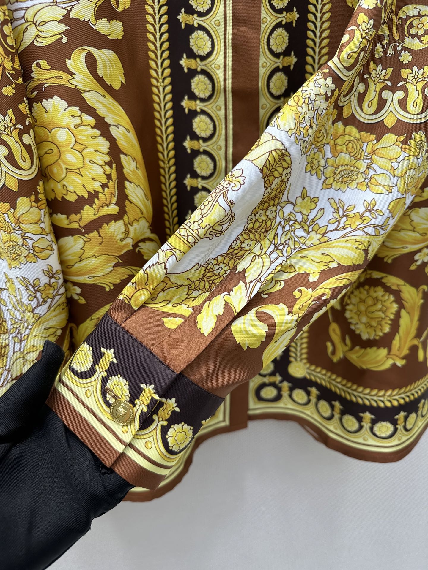 “Original Women’s Silk Suit with V Barlock Shirt in Gold and Brown Weave” - 图片 5