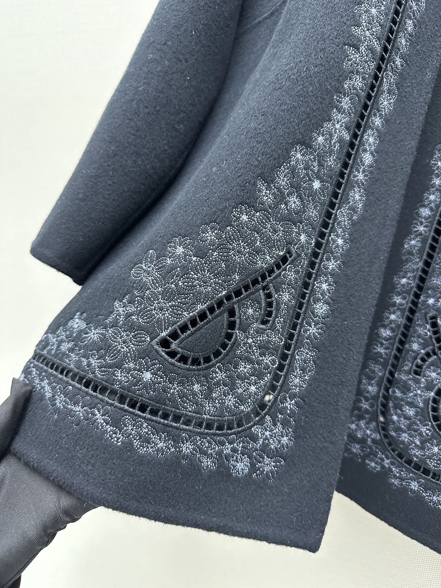 Elegant Handmade Double-Faced Wool Coat with Intricate Embroidery 7 i1755245096214 9200 0 5