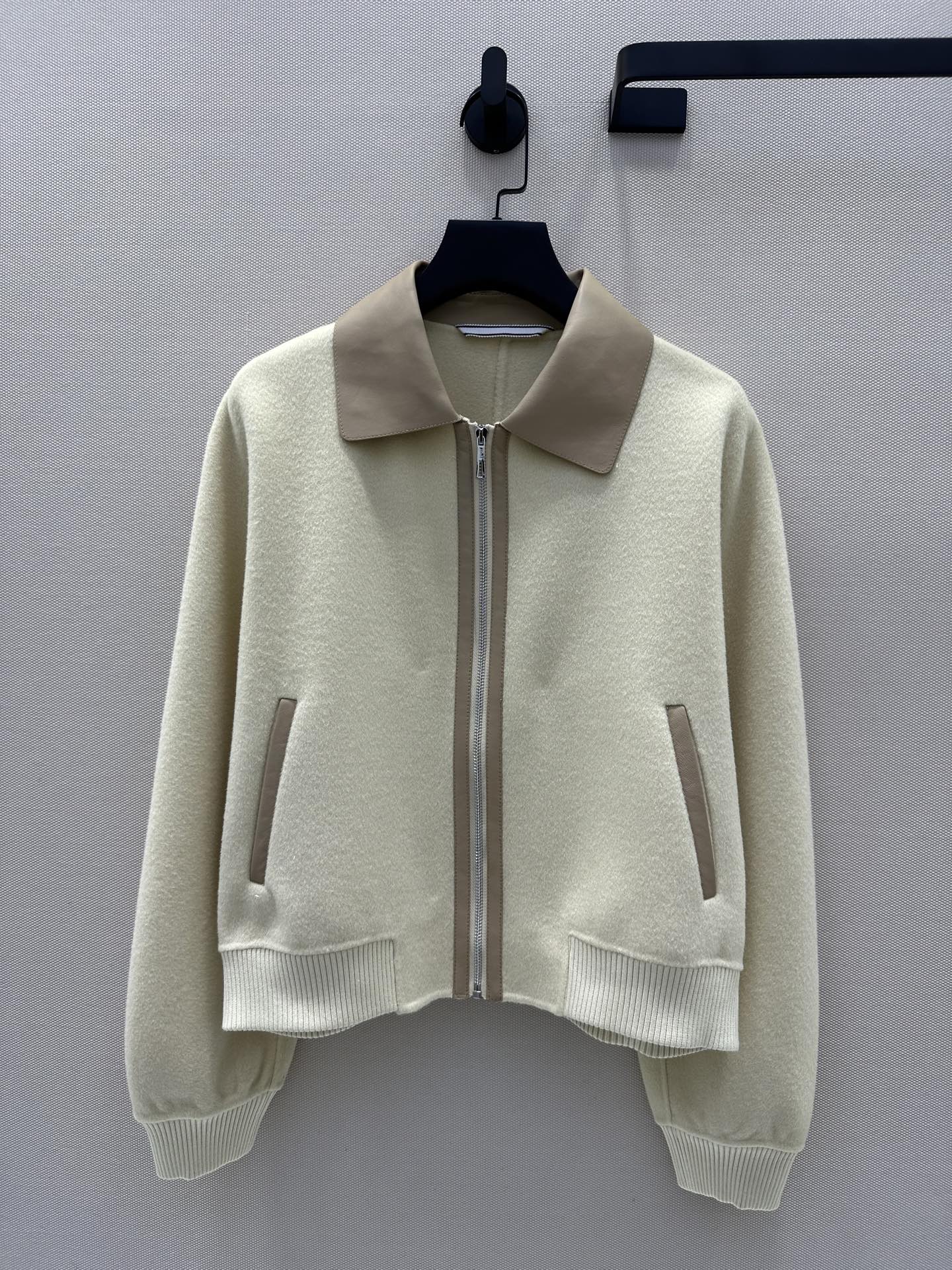 Elegant Wool-Cashmere Blend Women's Jacket with Lambskin Leather Detailing