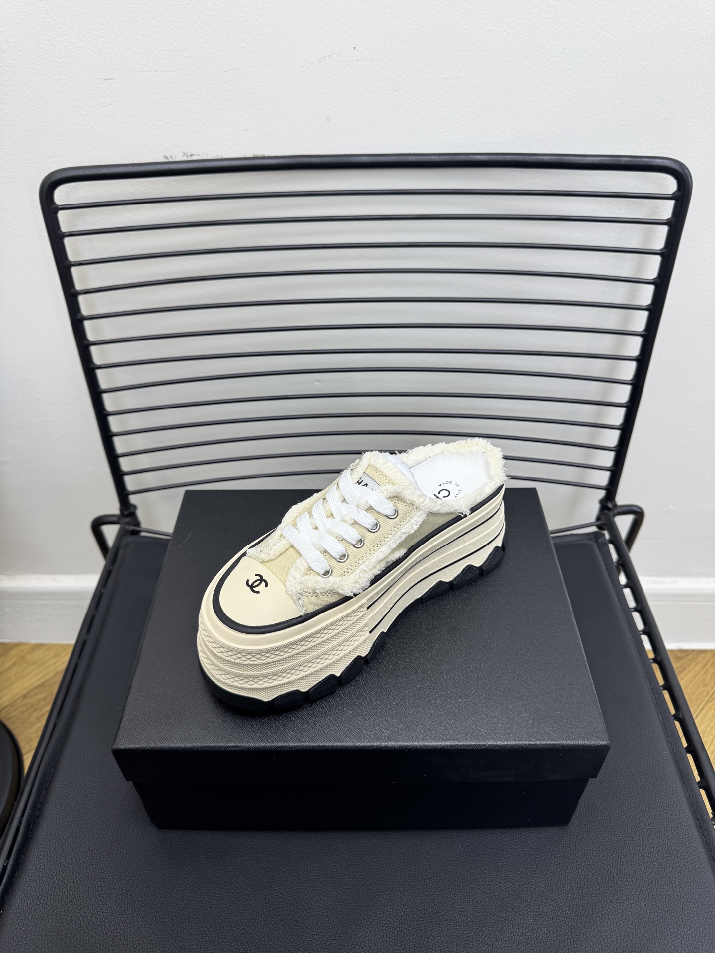 NO:851025,-size: 35-39 (customized for 40) Grandma thick-soled canvas biscuit shoes, a new retro canvas series, showing a relaxed posture, light in shape to start the summer journey. The shoe body is made of canvas with old tassels, breathable canvas fabric, infused with upper softness to enhance the foot feel, using a thick rubber sole with a contoured rubber sole, geometric texture embellished with rubber edging details. The effect of heightening the legs is comparable to leg plastic surgery. It can easily hold the legs in various styles and wear them casually!  Upper material canvas, lining material sheepskin, sheepskin19860909-size:35-39(40订做) 香奶奶厚底帆布饼干鞋 全新复古帆布系列,呈递松弛之姿,轻盈于形开启盛夏之旅.鞋身以帆布面加做旧流苏,透气帆布面料,注入上层柔软提升脚感,采用廓形橡胶厚底,几何纹理点缀橡胶包边细节.增高拉腿效果堪比腿部整形 巨显腿细腿长各种风格都能轻松hold住 随便搭！ 鞋面材质帆布 内里材质羊皮,,sheepskin,Men's shoes