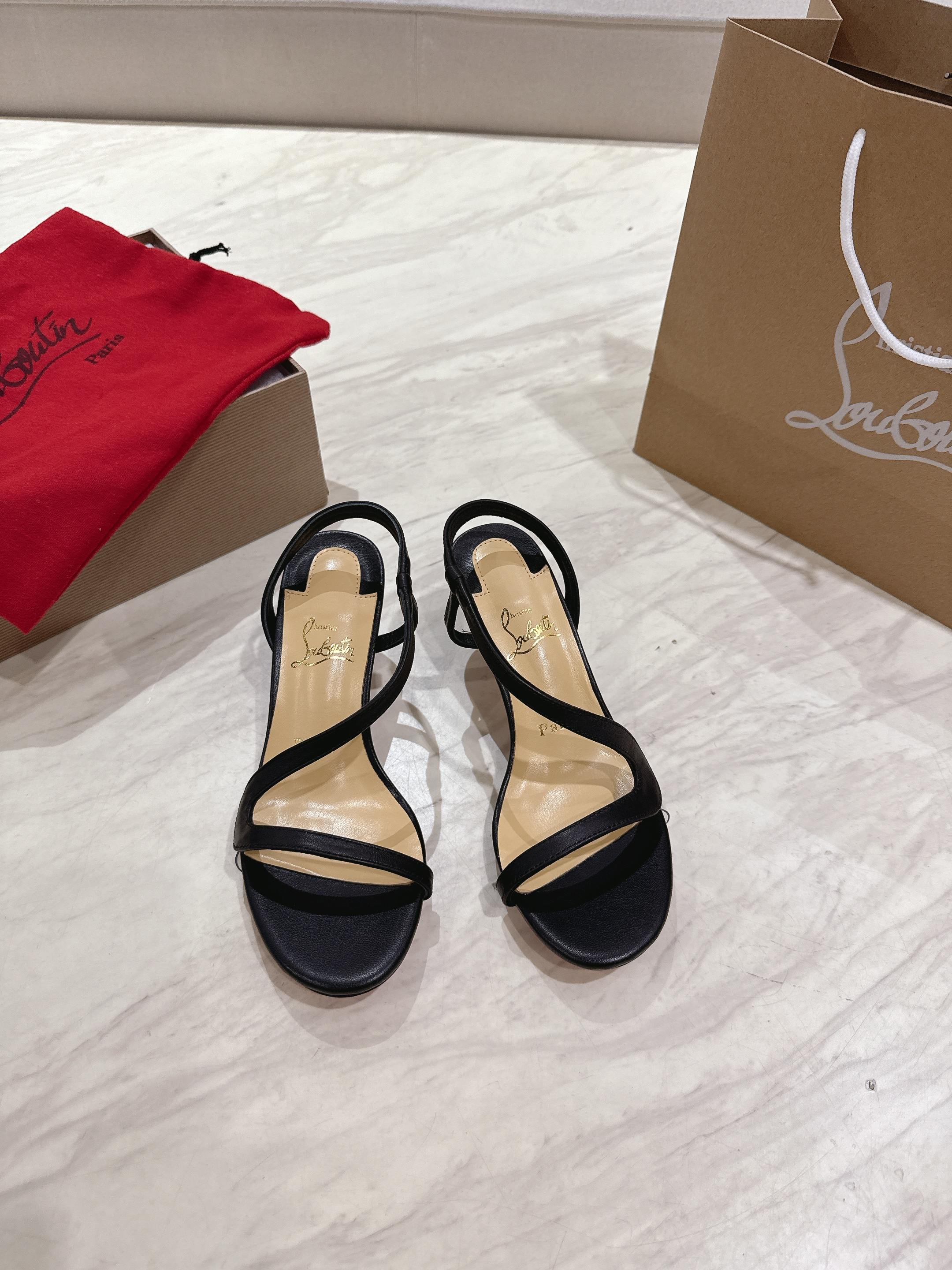 NO:405486,Glossy top version Original box Christian Louboutin | 2025s original Heavy Industry CL Classic lRlZA Women's High Heel Sandals ~ Upper: Unique curved design, lacquered leather exudes charming luster, suede rhinestone inlay, stiletto high heels extend the visual proportion of legs, showing the noble, charming and sexy temperament of women!  Original material consistent custom fabric, inner grain pearlescent sheepskin, original imported AR1 top-grade leather sole Size34-43 '34.40.41.42.43 Custom made without return' Color: 7 colors Heel height: about 5cm, sandals, christian louboutin, sandals, sheepskin, Leather soles19860909光面款顶级版 原版盒 Christian Louboutin | 2025s原版做货重工CL 经典lRlZA 女士高跟凉鞋～ 鞋面: 独特的曲线设计,漆面皮质散发迷人的光泽,绒面水钻镶嵌,细高跟拉长腿部的视觉比例,尽显女士高贵迷人性感气质！ 材质原版一致定制面料 内里粒面珠光羊皮里 大底原版进口AR1顶级真皮大底 Size34-43「34.40.41.42.43订做不退换」 Color:7个配色 跟高:约5cm,凉鞋,christian louboutin,sandals,sheepskin,Leather soles,Women's Shoes