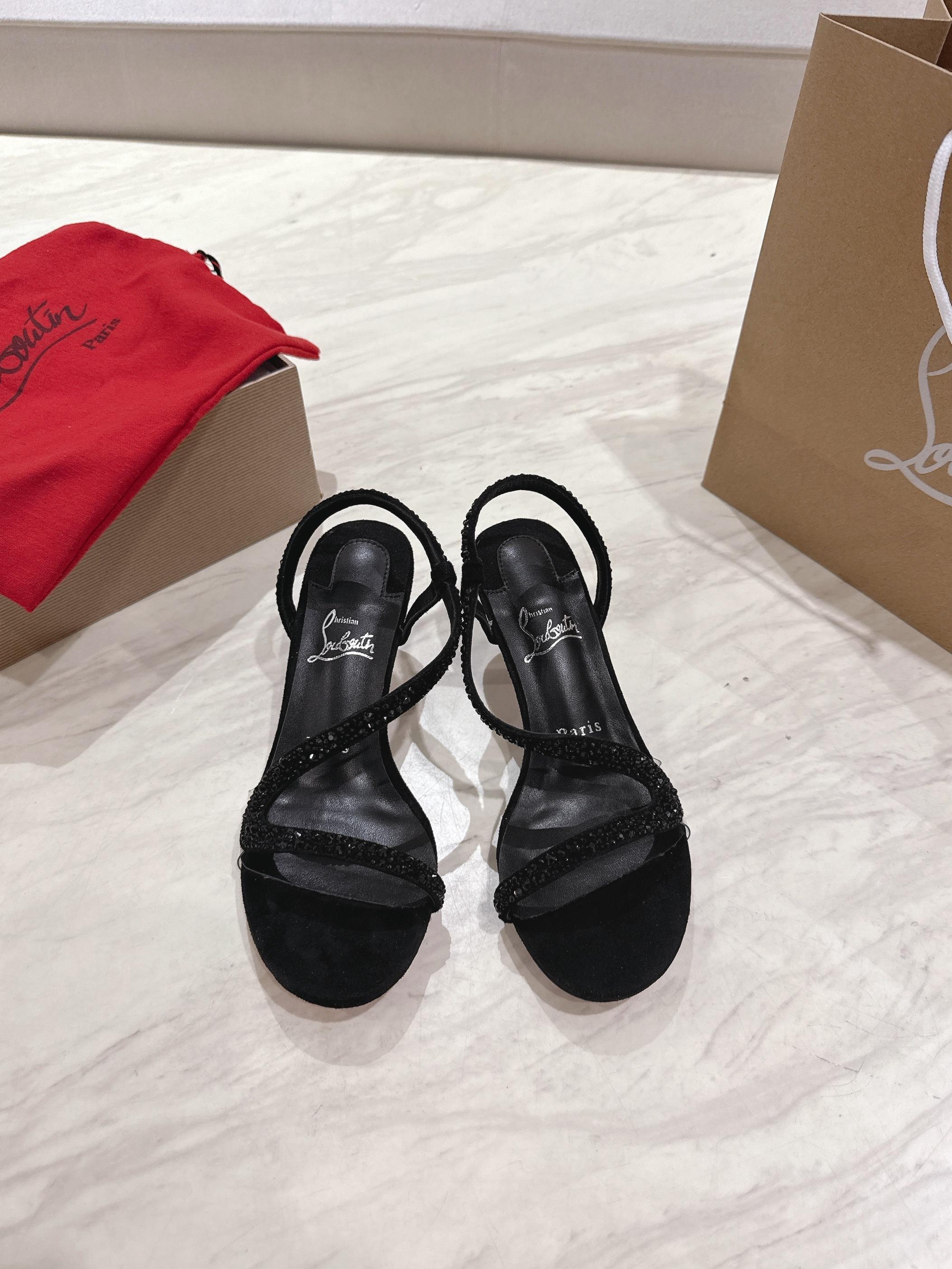 NO:405490,Top version of diamond-faced original box Christian Louboutin | 2025s original Heavy Industry CL Classic lRlZA Women's High Heel Sandals ~ Upper: Unique curved design, lacquered leather exudes charming luster, suede rhinestone inlay, stiletto high heels extend the visual proportion of legs, showing the noble, charming and sexy temperament of women!  Original material consistent custom fabric, inner grain pearlescent sheepskin, original imported AR1 top-grade leather sole Size34-43 '34.40.41.42.43 customized, non-return and exchange' Color: 4 colors, heel height is about 5.5cm, sandals, christian louboutin, sandals, sheepskin, Leather soles19860909钻面款顶级版 原版盒 Christian Louboutin | 2025s原版做货重工CL 经典lRlZA 女士高跟凉鞋～ 鞋面: 独特的曲线设计,漆面皮质散发迷人的光泽,绒面水钻镶嵌,细高跟拉长腿部的视觉比例,尽显女士高贵迷人性感气质！ 材质原版一致定制面料 内里粒面珠光羊皮里 大底原版进口AR1顶级真皮大底 Size34-43「34.40.41.42.43订做不退换」 Color: 4个配色 跟高约5.5cm,凉鞋,christian louboutin,sandals,sheepskin,Leather soles,Women's Shoes