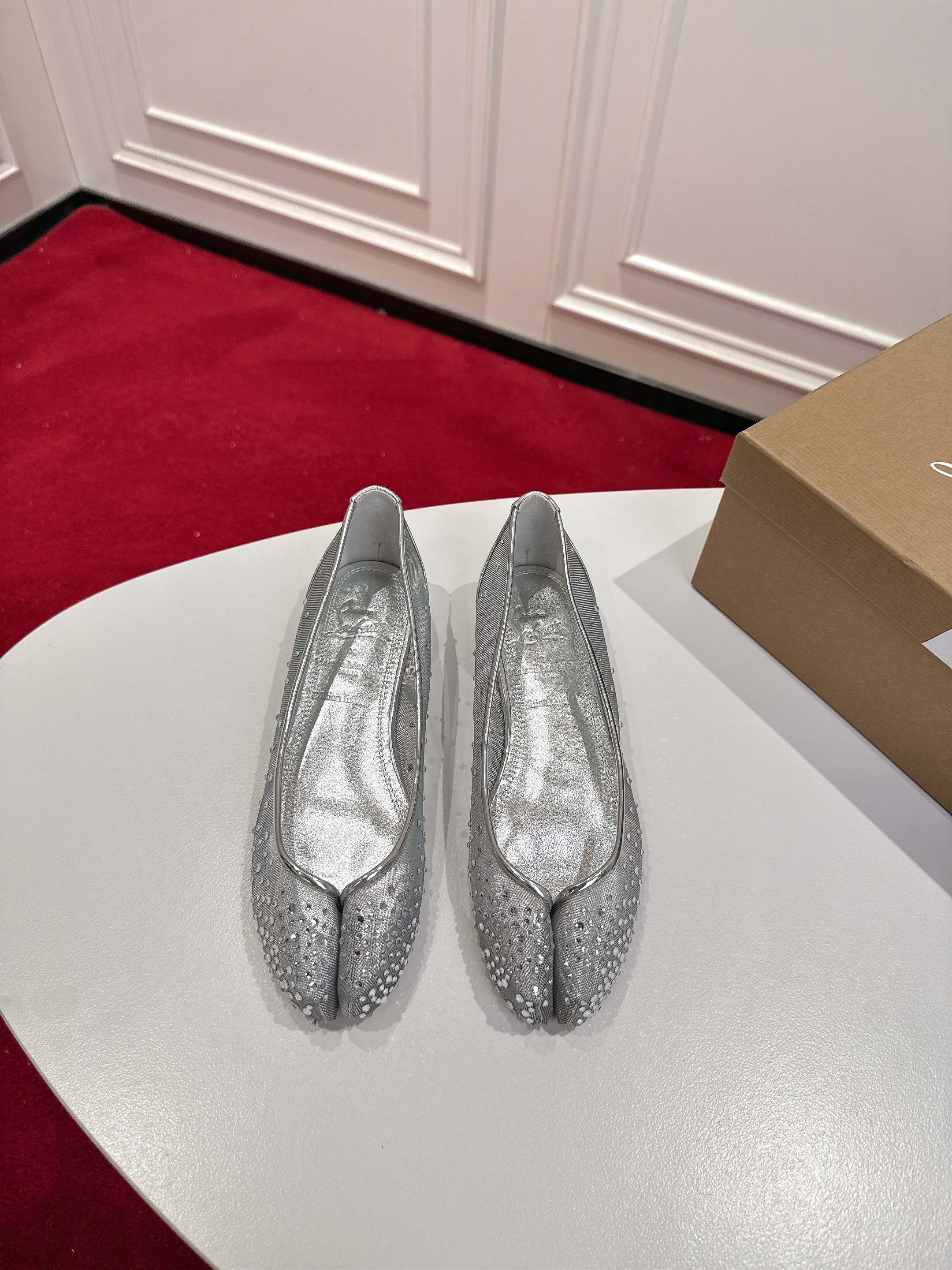 NO:405494,Top version of the entire network Original box Christian Louboutin | 2025s original mold opening 1:1 customized mm6 Majila & CL joint-branded red-sole split-toe flat-sole single shoes, imported calfskin, inner grain pearlescent sheepskin, outsole original uniform sole Size34-43 '34.40.41.42.43 customized no return' Color: Six colors, heel height is about 1cm, packaging top-level original box, cloth bag, card, handbag, diamond, split-toe single shoes, christian louboutin,masion margiela,masion margiela,cowhide,sheepskin19860909全网顶级版 原版盒 Christian Louboutin | 2025s原版开模1:1定做mm6马吉拉&CL联名款红底分趾平底单鞋 材质进口小牛皮 内里粒面珠光羊皮里 大底原版一致大底 Size34-43「34.40.41.42.43订做不退换」 Color: 六个配色 跟高约1cm 包装顶级原版盒、布袋、卡片、手提袋 配钻,分趾鞋单鞋,christian louboutin,masion margiela,masion margiela,cowhide,sheepskin,Women's Shoes