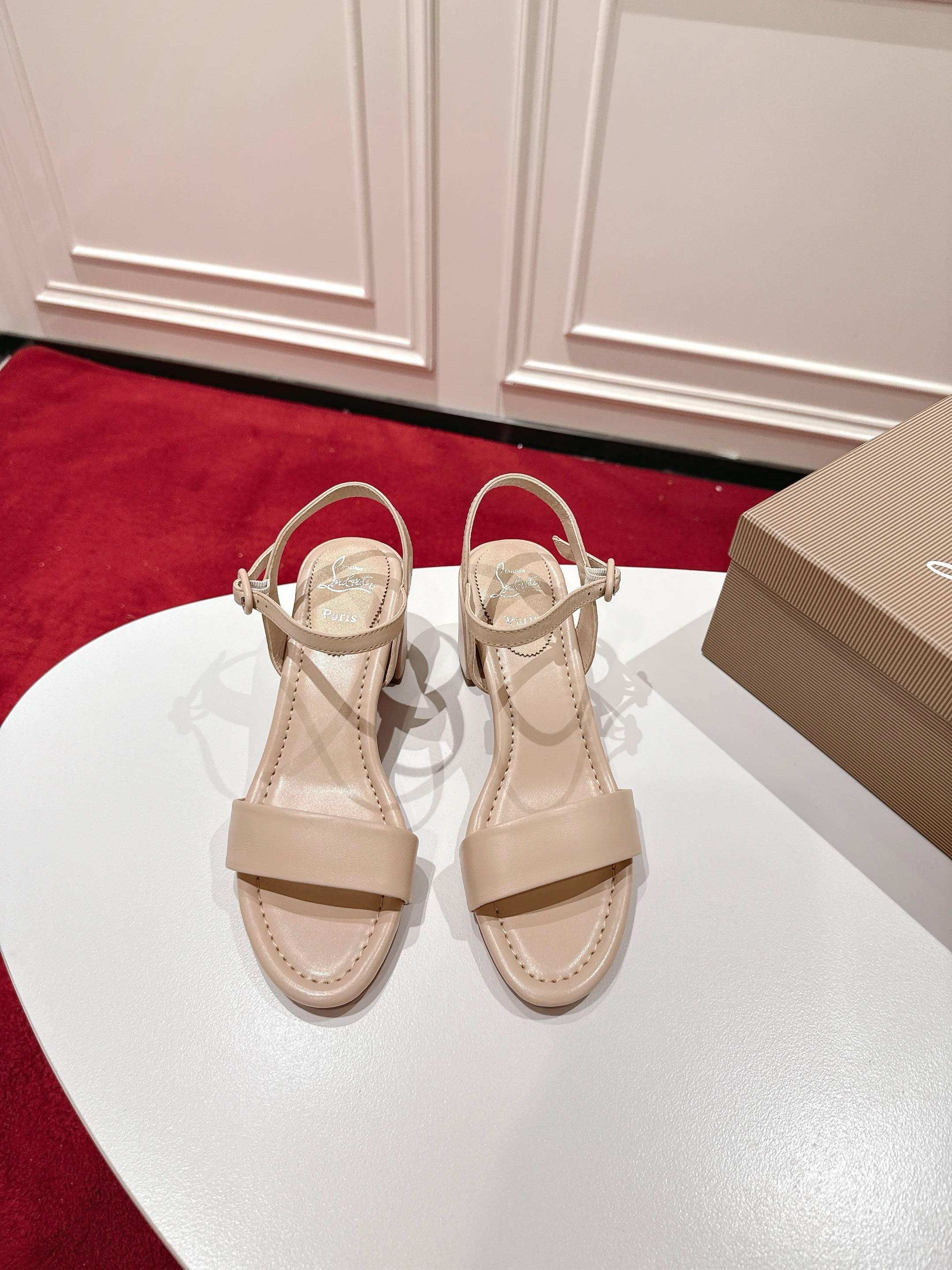 NO:408031,Top version Original box Christian Louboutin | 2025s original mold opening 1:1 CL catwalk model material imported lambskin inner grain pearlescent lambskin outsole original imported AR1 top leather outsole Size34-43 '34.40.41.42.43 customized no return' Color: Three colors, heel height is about 5.5cm Packaging top original box, cloth bag, card, handbag, sandals, christian louboutin, sandals, sheepskin, Leather soles19860909顶级版 原版盒 Christian Louboutin | 2025s原版开模1:1做货CL走秀款 材质进口小羊皮 内里粒面珠光羊皮里 大底原版进口AR1顶级真皮大底 Size34-43「34.40.41.42.43订做不退换」 Color: 三个配色 跟高约5.5cm 包装顶级原版盒、布袋、卡片、手提袋,凉鞋,christian louboutin,sandals,sheepskin,Leather soles,Women's Shoes