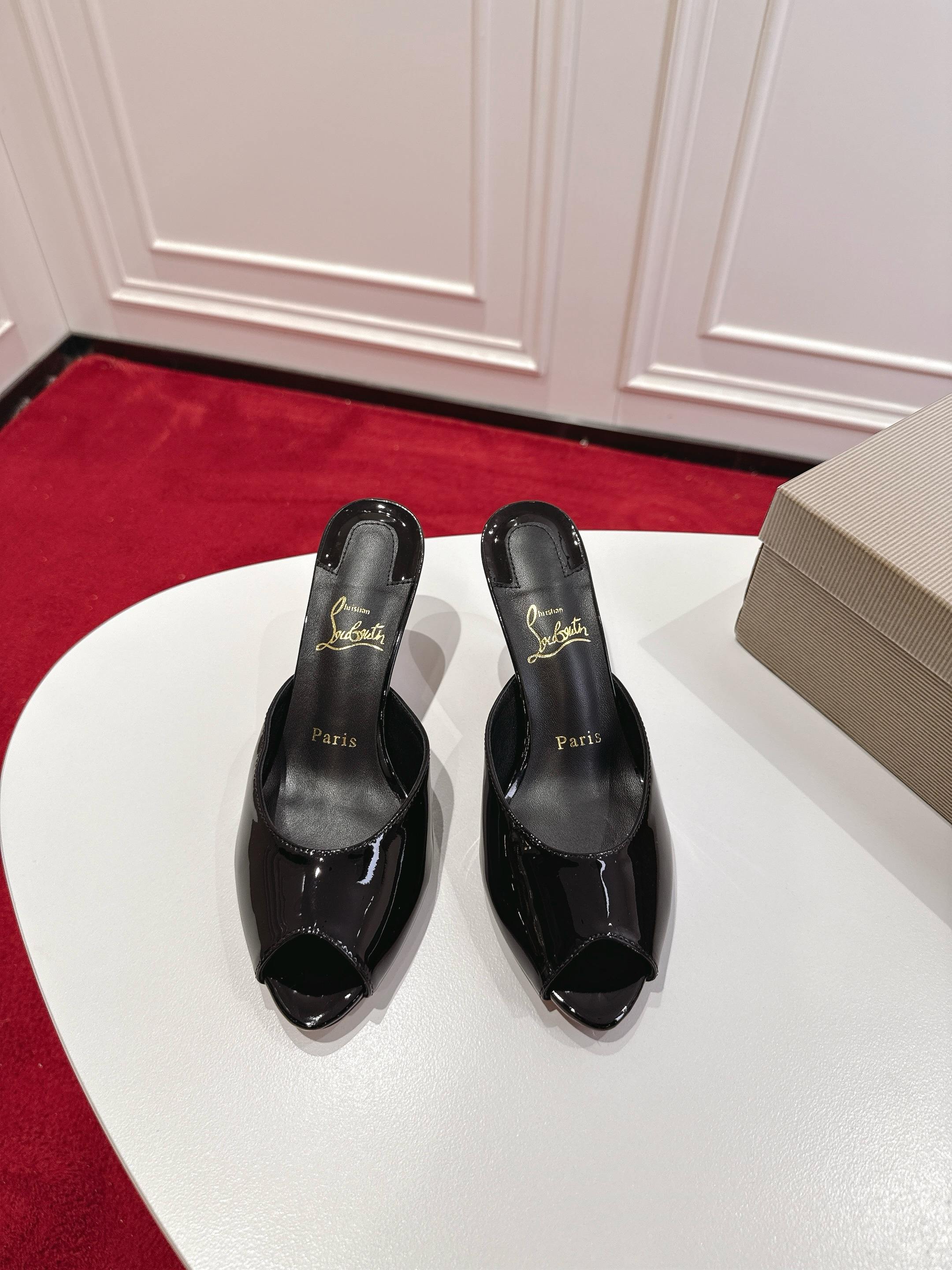 NO:680475,Top version original box Christian Louboutin | 2025s original heavy-duty CL classic patent leather fish mouth high-heeled slippers ~ The ultimate conflict between black and red uppers, perfectly interpreting the classics of formal high-heeled shoes. The last-shaped lines are slender and elegant, and they wrap and fit the foot shape, reflecting the charm of handmade shoes. Material: imported genuine sheepskin, inner grained pearlescent sheepskin lining, outsole, imported patent leather outsole  Size34-43 '34.40.41.42.43 Customized, non-returnable' Color Five colors Heel height about 5.5cm, high heels, christian louboutin, high heels, slippers, sheepskin, Leather soles19860909顶级版 原版盒 Christian Louboutin | 2025s原版做货重工CL经典漆皮鱼嘴高跟拖鞋～ 鞋面黑于红的极致冲突,完美诠释正装高跟鞋的经典,楦型线条感修长优雅,包裹贴合脚形,体现了手工鞋的魅力 材质进口真皮羊皮 内里粒面珠光羊皮里 大底进口烤漆真皮大底 Size34-43「34.40.41.42.43订做不退换」 Color五个配色 跟高约5.5cm,高跟鞋,christian louboutin,high heels,slippers,sheepskin,Leather soles,Women's Shoes