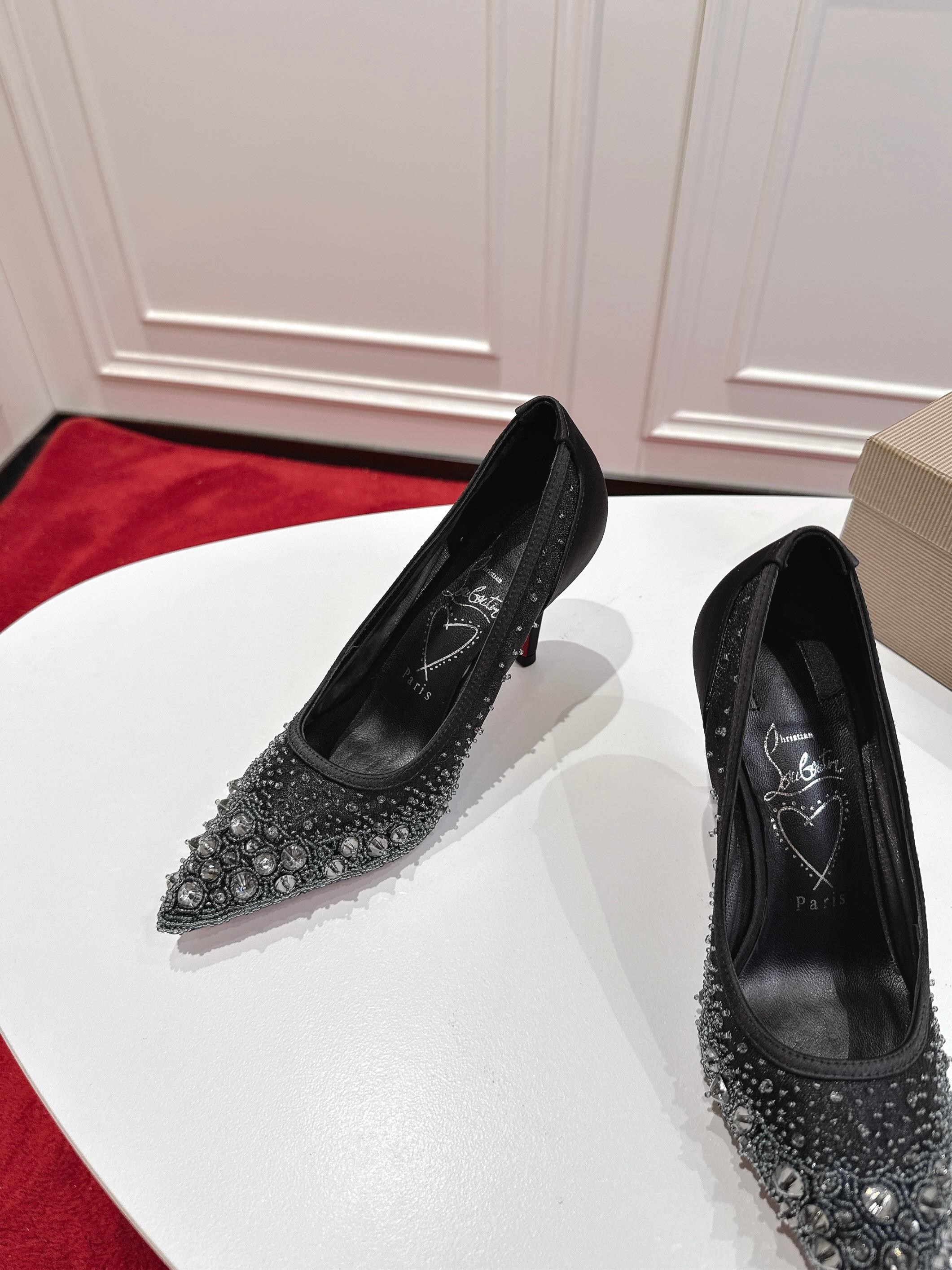 NO:483316,Exclusive top version Original box Christian Louboutin | 2025s original mold-opening new crystal mesh MissZ high heel series, exclusive top version of the entire network, thousands of irregular crystals purely handmade 1:1 sewing, imported mesh + top crystal, inner grain pearlescent sheepskin, outsole original imported AR1 top leather outsole Size34-43 '34.40.41.42.43 customized, non-return and exchange' Color: Three colors, heel height is about 8.5cm, packaging top original box, cloth bag, card, handbag, Tianskin, diamond, high heels, christian louboutin, high heels, sheepskin, Leather soles19860909独家顶级版 原版盒 Christian Louboutin | 2025s原版开模新款水晶网纱MissZ高跟系列,全网独家顶级版本,上千颗不规则水晶纯手工1:1缝制 材质进口网纱+顶级水晶 内里粒面珠光羊皮里 大底原版进口AR1顶级真皮大底 Size34-43「34.40.41.42.43订做不退换」 Color: 三个配色 跟高约8.5cm 包装顶级原版盒、布袋、卡片、手提袋 天皮、配钻,高跟鞋,christian louboutin,high heels,sheepskin,Leather soles,Women's Shoes