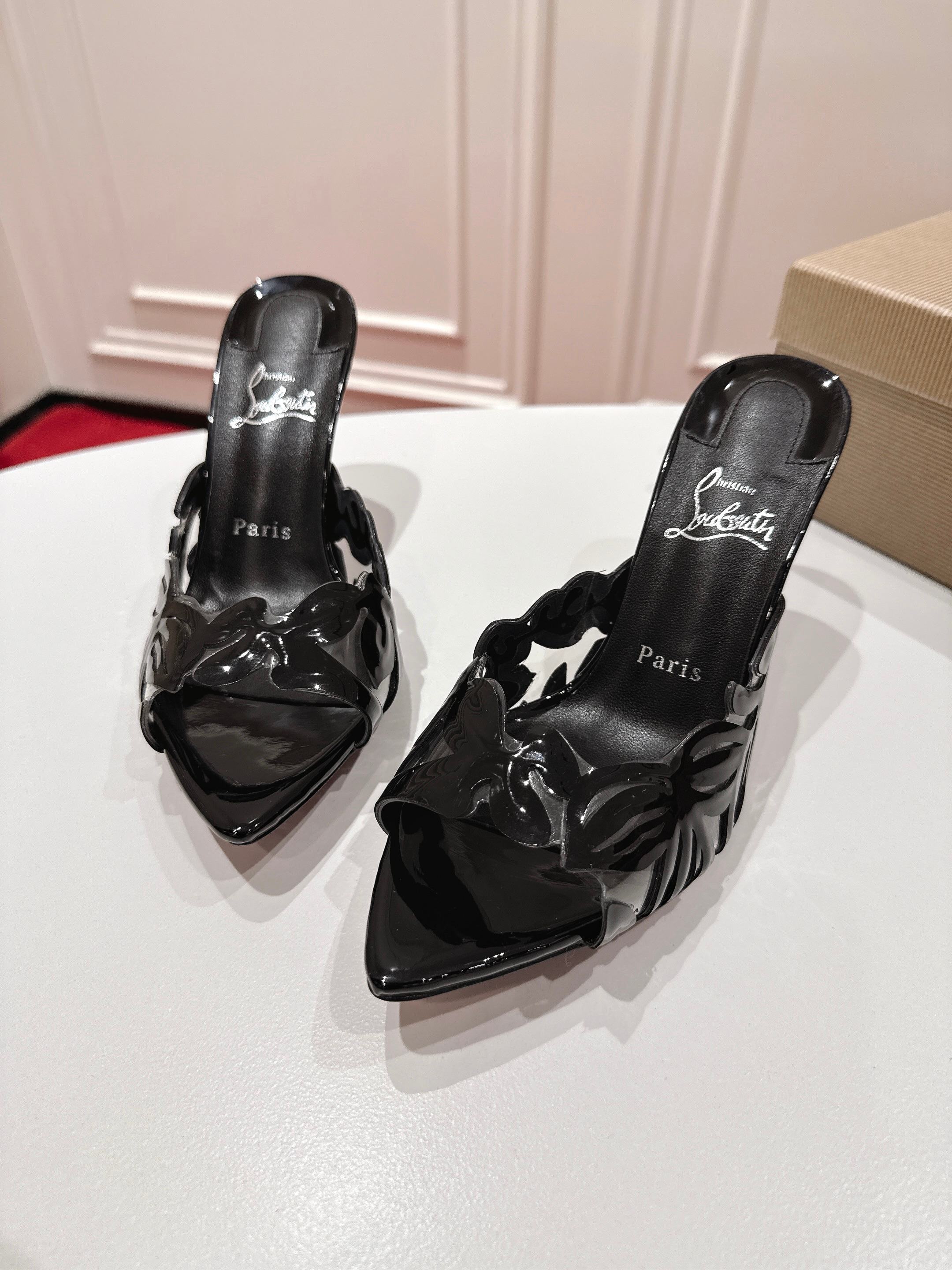 NO:492211,Top version Original box Christian Louboutin | 2025s original mold opening new laser slice hollow high heel slippers Material imported cowhide, inner grain pearlescent sheepskin, outsole original imported AR1 top leather outsole Size34-43 '34.40.41.42.43 customized no return' Color: Two colors, heel height is about 8.5cm, packaging top original box, cloth bag, card, handbag Tiansie, high heels, christian louboutin, high heels, slippers, cowhide, sheepskin, Leather soles19860909顶级版 原版盒 Christian Louboutin | 2025s原版开模新款激光切片镂空高跟拖鞋 材质进口牛皮 内里粒面珠光羊皮里 大底原版进口AR1顶级真皮大底 Size34-43「34.40.41.42.43订做不退换」 Color: 两个配色 跟高约8.5cm 包装顶级原版盒、布袋、卡片、手提袋 天皮、,高跟鞋,christian louboutin,high heels,slippers,cowhide,sheepskin,Leather soles,Women's Shoes