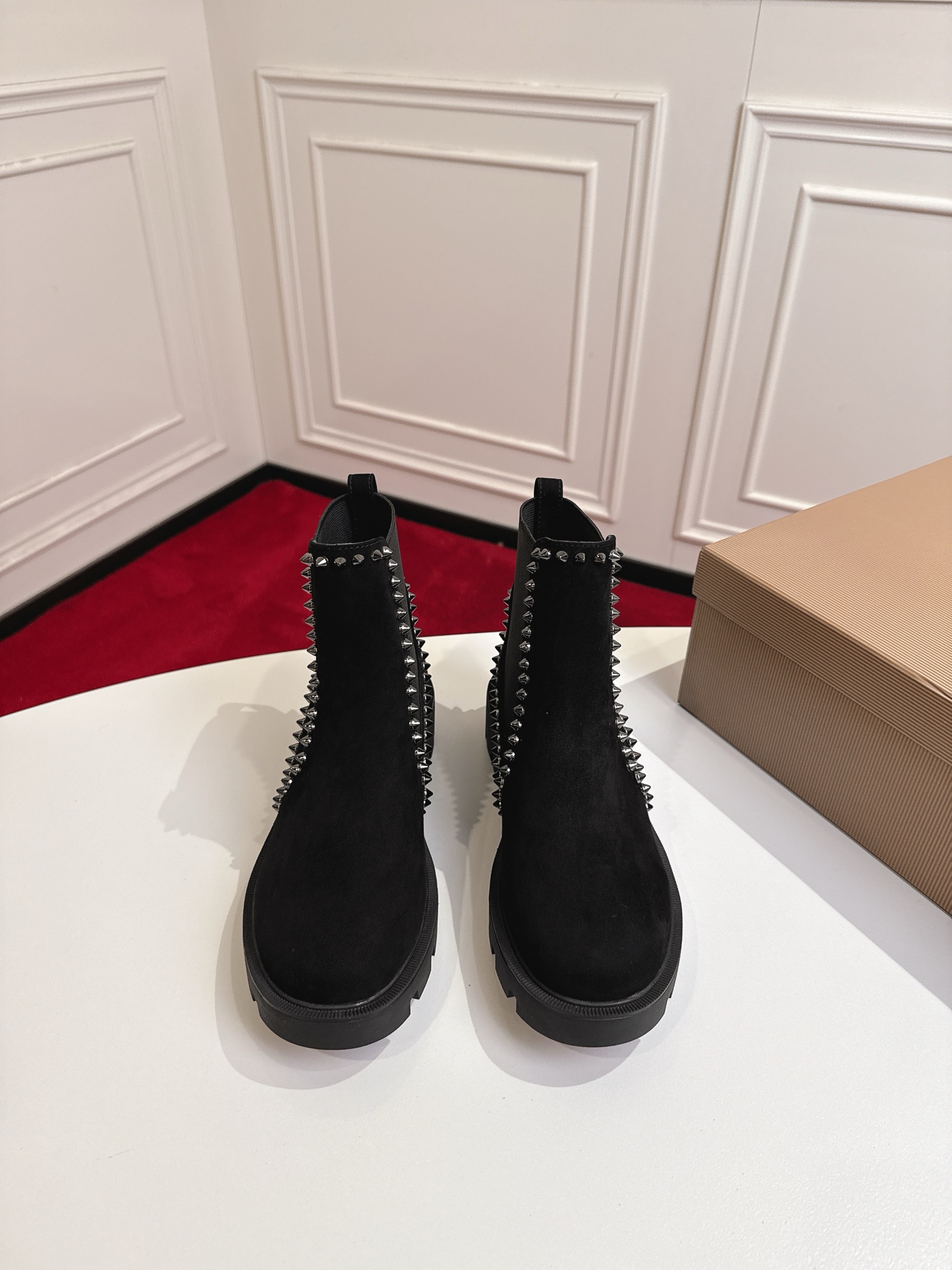 NO:647317,Top version original box Christian Louboutin | 2026s original molded new Chelsea thick-soled willow boots. Material imported cowhide. Grained pearlescent sheepskin lining. Outsole. Original molded outsole. Size34-43 '34.40.41.42.43 Customized and non-returnable' Color: Three colors. Heel height is about 4.5cm. Packaging top original box, cloth bag, card, handbag, boots, christian  louboutin,boots,cowhide,sheepskin19860909顶级版 原版盒 Christian Louboutin | 2026s原版开模新款切尔西厚底柳丁短靴 材质进口牛皮 内里粒面珠光羊皮里 大底原版开模大底 Size34-43「34.40.41.42.43订做不退换」 Color: 三个配色 跟高约4.5cm 包装顶级原版盒、布袋、卡片、手提袋,靴子,christian louboutin,boots,cowhide,sheepskin,Women's Shoes
