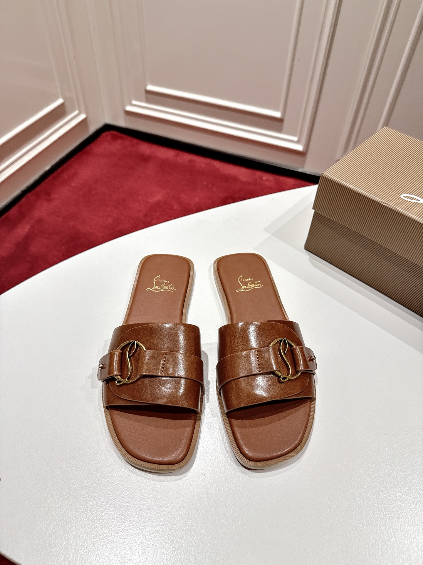 NO:887633,Top version original box Christian Louboutin French retro-style belt buckle flat sandals, featuring relaxed, high-end, versatile and durable, a must-have in lazy people's shoe cabinets in summer. The square-toe flat-bottom version has a classic square toe design, which gently modifies the foot shape, does not squeeze the toes or press the forefoot, and can be easily controlled by sisters with wide feet and fleshy feet; the zero-heel flat-bottom design completely liberates the feet, with zero burden when walking, and is not tiring when walking around and shopping. Large rubber outsole  Size34-43 '34.40.41.42.43 Customized, non-refundable' Color: 2 colors, heel height about 1cm, packed with top-quality original box, cloth bag, card, handbag, leather, slippers, christian louboutin, slippers19860909顶级版 原版盒 Christian Louboutin 法式复古风皮带扣平底一字凉拖,主打松弛高级、百搭耐穿,是夏天懒人鞋柜里的刚需款 方头平底版型经典方头设计,温柔修饰脚型,不挤脚趾、不压前掌,宽脚、肉脚姐妹也能轻松驾驭；零跟平底设计,完全解放双脚,走路零负担,暴走逛街都不累 大底橡胶大底 Size34-43「34.40.41.42.43订做不退换」 Color: 2个配色 跟高约1cm, 包装顶级原版盒、布袋、卡片、手提袋 天皮,拖鞋,christian louboutin,slippers,Women's Shoes