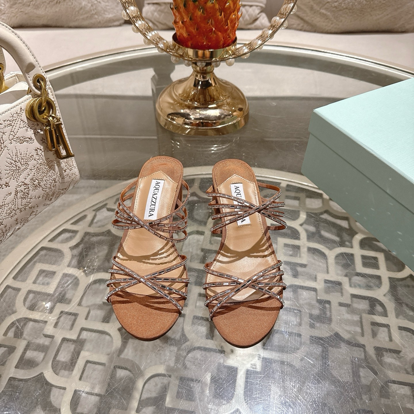 NO:887658,Top version of AQUAZZURA (Pineapple Shoes) Iconic Tequila Mule 75 Tequila Crystal Mule Sandals Series Tequila (Tequila) is the brand's classic ace series. Multiple cross-cut diamond straps on the upper, multi-layered interlaced thin leather strips, inlaid with densely paved crystals, shiny and transparent under the light. Grained pearlescent sheepskin lining on the inside outsole original imported AR1 top leather outsole  Size34-43 '34.40.41.42.43 Customized, non-returnable' Color: 3 colors Heel height about 4.5cm Packaging: top-quality original box, bag, card, slippers, slippers, sheepskin, Leather soles19860909顶级版 AQUAZZURA（菠萝鞋） 标志性 Tequila Mule 75 龙舌兰水晶穆勒凉拖 系列 Tequila（龙舌兰）是品牌经典王牌系列 多根交叉满钻细带鞋面多层交错细皮条,通体镶嵌密铺碎水晶,光线下发亮通透 内里粒面珠光羊皮里 大底原版进口AR1顶级真皮大底 Size34-43「34.40.41.42.43订做不退换」 Color: 3个配色 跟高约4.5cm 包装顶级原版盒、布袋、卡片、,拖鞋,slippers,sheepskin,Leather soles,Women's Shoes