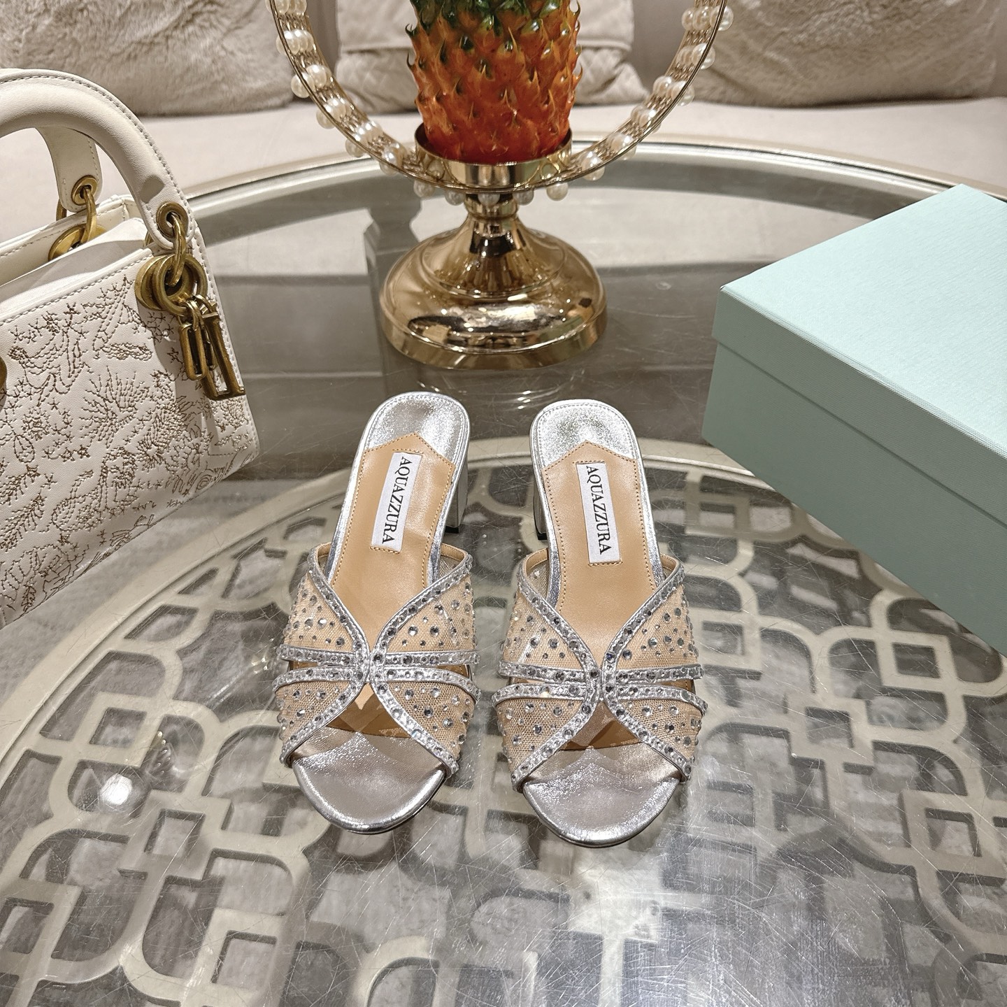 NO:887667,The top version of Aquazzura Crystal Love Mule Sandals Crystal Love (Crystal Lover) is the ace dinner fairy series of the light luxury shoe brand Aquazzura, featuring a transparent mesh full of diamond design. The upper is made of light and see-through mesh, and the entire body is hand-paved with gradient crystals of different sizes. It is cross-twisted in the middle to form a bow shape. The transparent sparkling diamonds bring a soft light atmosphere. Purely handmade, the mesh crystals are inlaid one by one by craftsmen. The inner lining is lined with grained pearlescent sheepskin  Outsole original imported AR1 top genuine leather outsole Size 34-43 '34.40.41.42.43 customized and non-refundable' Color: 3 colors Heel height about 4.5cm Packing top original box, bag, card, slippers, slippers, sheepskin, Leather soles19860909顶级版 Aquazzura Crystal Love 水晶恋人系列穆勒凉拖 Crystal Love（水晶恋人）轻奢鞋履品牌Aquazzura的王牌晚宴仙女系列,主打通透网纱满钻设计 鞋面采用轻薄透视网纱,通体手工密镶大小渐变水晶,中间交叉扭结形成蝴蝶结造型,通透闪钻自带柔光氛围感 纯手工制作,网纱水晶全靠工匠一颗颗镶嵌 内里粒面珠光羊皮里 大底原版进口AR1顶级真皮大底 Size34-43「34.40.41.42.43订做不退换」 Color: 3个配色 跟高约4.5cm 包装顶级原版盒、布袋、卡片、,拖鞋,slippers,sheepskin,Leather soles,Women's Shoes
