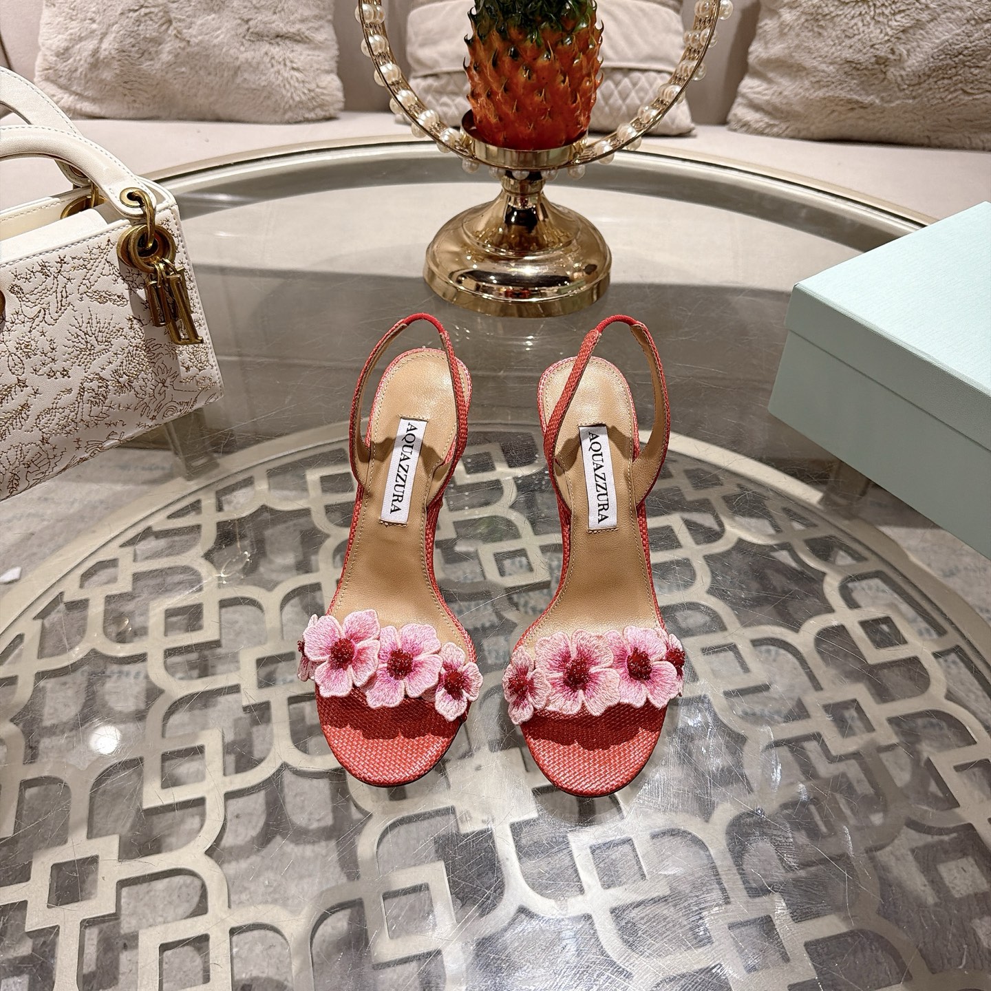 NO:887623,The top version of AQUAZZURA Aquazzura Passionflower Passionflower (Passion Flower) flower sandal series Passionflower (Passion Flower) is Aquazzura's iconic fairy flower series in spring and summer, with three-dimensional handmade passion flower decoration as the core. The toe is decorated with two three-dimensional embroidered beaded passion flowers. The petals have crystal bead stamens, which are layered and three-dimensional. It is the most iconic design of the entire series; the flower color matching is synchronized with the upper color system, filling the gentle atmosphere.  The shoe body is made of raffia raffia woven fabric, with a textured matte texture, breathable and light. It is exclusive for spring and summer. It is hand-sewn. Each passionflower flower is hand-beaded and embroidered by craftsmen. It is a heavy industry spring and summer limited edition. The inner lining is grained pearlescent sheepskin. The outsole is original imported AR1 top leather outsole. Size34-43 '34.40.41.42.43 custom-made and non-returnable' Color: 4 colors. Heel height is about 10.0cm.  Packaging top original box, bag, card, high heels sandals, sandals, high heels, espadrilles, sheepskin, Leather soles19860909顶级版 AQUAZZURA Aquazzura Passionflower 西番莲（热情花）花卉凉鞋系列 Passionflower（西番莲/热情花）,是Aquazzura春夏标志性仙女花卉系列,以立体手工西番莲花饰为核心 鞋头点缀两朵立体刺绣珠饰西番莲花,花瓣带有水晶珠花蕊,层次立体精致,是整个系列最标志性设计；花朵配色同步鞋面色系,温柔氛围感拉满 鞋身采用酒椰拉菲草编织面料,自带肌理哑光质感,透气轻盈,是春夏专属 手工缝制,每朵西番莲花由匠人手工串珠刺绣,属于重工春夏限定 内里粒面珠光羊皮里 大底原版进口AR1顶级真皮大底 Size34-43「34.40.41.42.43订做不退换」 Color: 4个配色 跟高约10.0cm 包装顶级原版盒、布袋、卡片、,高跟鞋凉鞋,sandals,high heels,espadrilles,sheepskin,Leather soles,Women's Shoes