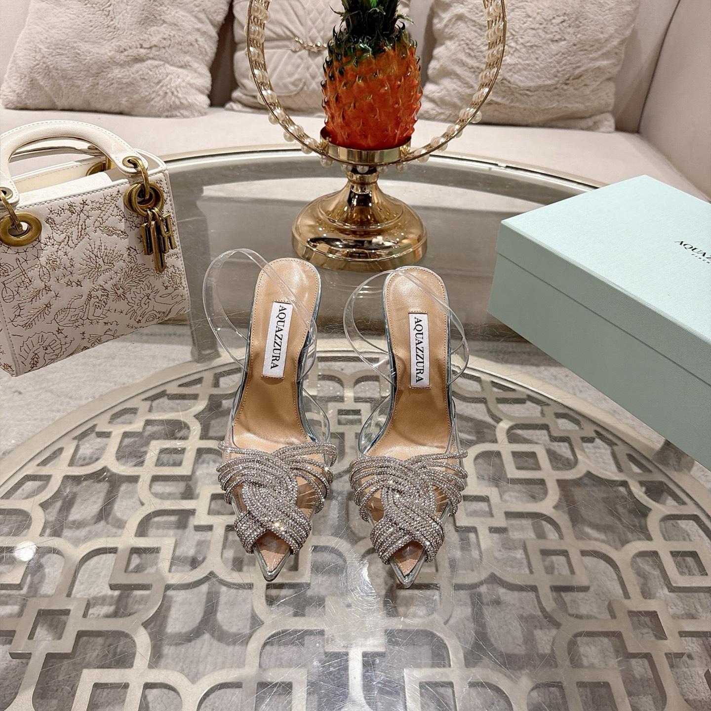 NO:887631,Top version of AQUAZZURA Aquazzura Gatsby Gatsby crystal transparent mule sandals series Gatsby (Gatsby), the brand's iconic party crystal series, named in tribute to the retro gilt luxury style of 'The Great Gatsby', transparent PVC back strap + pointed metal toe. The entire shoe body is made of transparent PVC material, invisible elastic back strap  The front end of the toe is hand-woven with multiple strands of pavé crystal chains, with twisted and dangling tassel shapes. It has a flowing sparkling diamond luster when walking. It is the most recognizable element of the Gatsby series. It is completely handmade, and the crystal chains are inlaid one by one. The PVC is flexible and not easy to break. The transparent upper has an 'invisible heightening' effect. The diamond-embellished tassels have a strong atmosphere. It is the brand's most popular transparent PVC high-heeled shoes. The inner lining is grained pearlescent sheepskin. The outsole is original and imported AR1 top-quality leather outsole.  Size34-43 '34.40.41.42.43 Customized, non-returnable' Color: 4 colors Heel height about 10.0cm Packaging: top original box, bag, card, high heels, sandals, high heels, sheepskin, Leather soles19860909顶级版 AQUAZZURA Aquazzura Gatsby 盖茨比水晶透明穆勒凉鞋系列 Gatsby（盖茨比）,品牌标志性派对水晶系列,命名致敬《了不起的盖茨比》复古鎏金奢华风格,透明PVC后绊带+尖头金属鞋头 整只鞋身采用通透透明PVC材质,隐形弹力后吊带 鞋头前端手工编织多股密镶水晶链条,扭结垂坠流苏造型,走动时自带流动闪钻光泽,是Gatsby系列最高辨识度元素 全手工制作,水晶链条逐颗镶嵌,PVC柔韧不易断裂,透明鞋面自带“隐形增高”效果,钻饰流苏氛围感极强,是品牌最热门的透明PVC高跟鞋 内里粒面珠光羊皮里 大底原版进口AR1顶级真皮大底 Size34-43「34.40.41.42.43订做不退换」 Color: 4个配色 跟高约10.0cm 包装顶级原版盒、布袋、卡片、,高跟鞋凉鞋,sandals,high heels,sheepskin,Leather soles,Women's Shoes