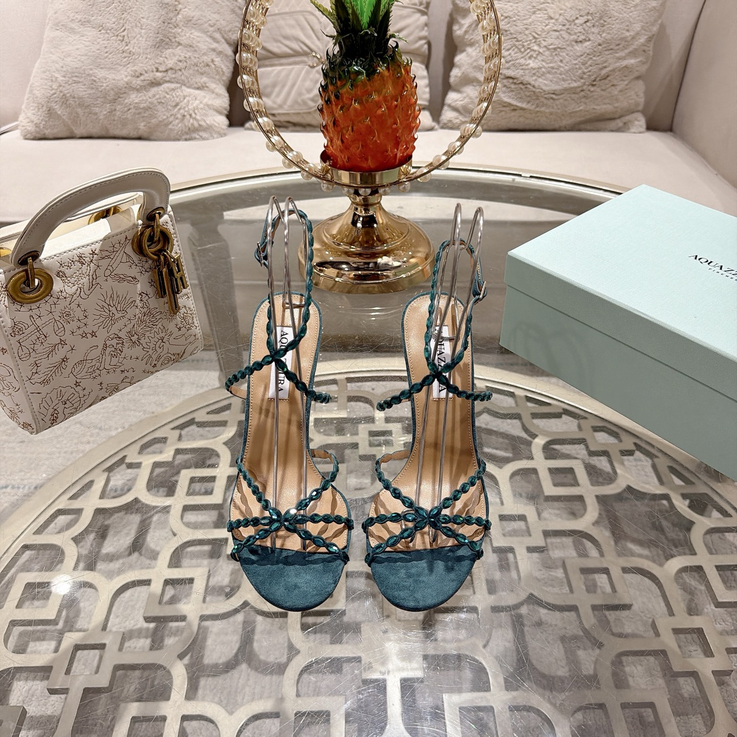 NO:887649,The top version of AQUAZZURA Aquazzura Luca braided twisted rope strap high-heeled sandals series. The entire shoe is made of multi-strand leather hand-twisted braided thin straps, which are cross-wound to cover the instep and wrap around the ankle. It is equipped with an adjustable metal buckle. The lines are slim and light, visually elongating the instep and modifying the leg shape; the braided texture is the unique identification symbol of this series. Hand-sewn, each braided strap is individually twisted by the craftsman, making it flexible and not easily deformed; the inner lining is made of grained pearlescent sheepskin.  Outsole original imported AR1 top genuine leather outsole Size 34-43 '34.40.41.42.43 customized and non-returnable' Color: 5 colors Heel height about 10.0cm Packing top original box, bag, card, high heels sandals, sandals, high heels, sheepskin, Leather soles19860909顶级版 AQUAZZURA Aquazzura Luca 编织扭绳绑带高跟凉鞋系列 整鞋采用多股皮料手工扭辫编织细带,交叉缠绕覆盖脚背+环绕脚踝,搭配可调节金属搭扣,线条纤细轻盈,视觉上拉长脚面、修饰腿型；编织纹理是该系列独有的识别符号 手工缝制,每根编织带匠人单独扭制,柔韧不易变形； 内里粒面珠光羊皮里 大底原版进口AR1顶级真皮大底 Size34-43「34.40.41.42.43订做不退换」 Color: 5个配色 跟高约10.0cm 包装顶级原版盒、布袋、卡片、,高跟鞋凉鞋,sandals,high heels,sheepskin,Leather soles,Women's Shoes