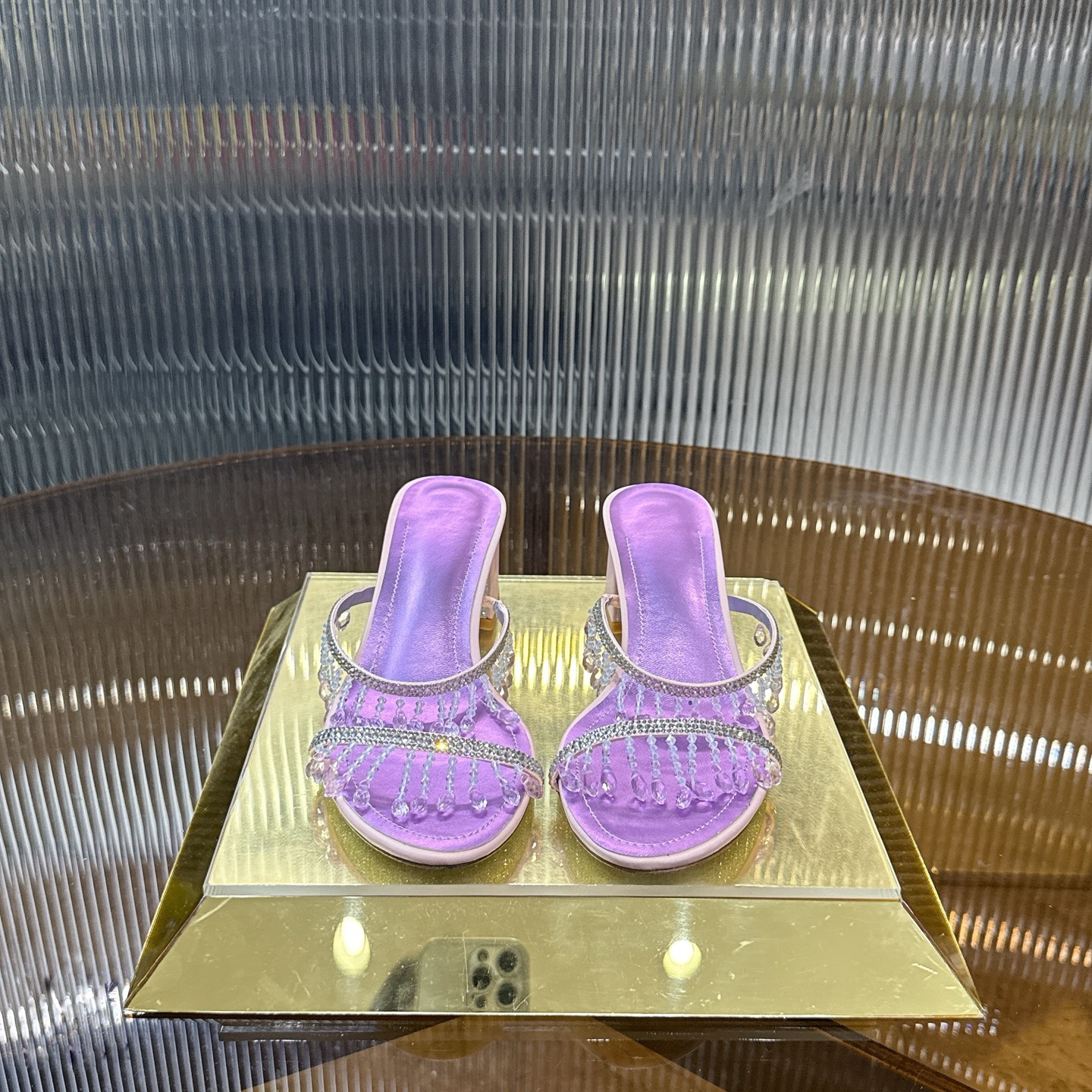 NO:888252,Top version R C | 2026s Heavy Industry original production, the new two-band crystal tassel chandelier is really stunning, smart and charming℡ Grained pearlescent sheepskin lining on the inside Outsole Original leather outsole Size34-43 '34.40.41.42.43 Customized and non-refundable' Color4 colors Heel height about 5.0cm, slippers, slippers, sheepskin, Leather soles19860909顶级版 R C | 2026s 重工原版做货,新款两带水晶流苏吊灯真的很绝,灵动又迷人℡ 内里粒面珠光羊皮里 大底原版一致真皮大底 Size34-43「34.40.41.42.43订做不退换」 Color4个配色 跟高约5.0cm,拖鞋,slippers,sheepskin,Leather soles,Women's Shoes
